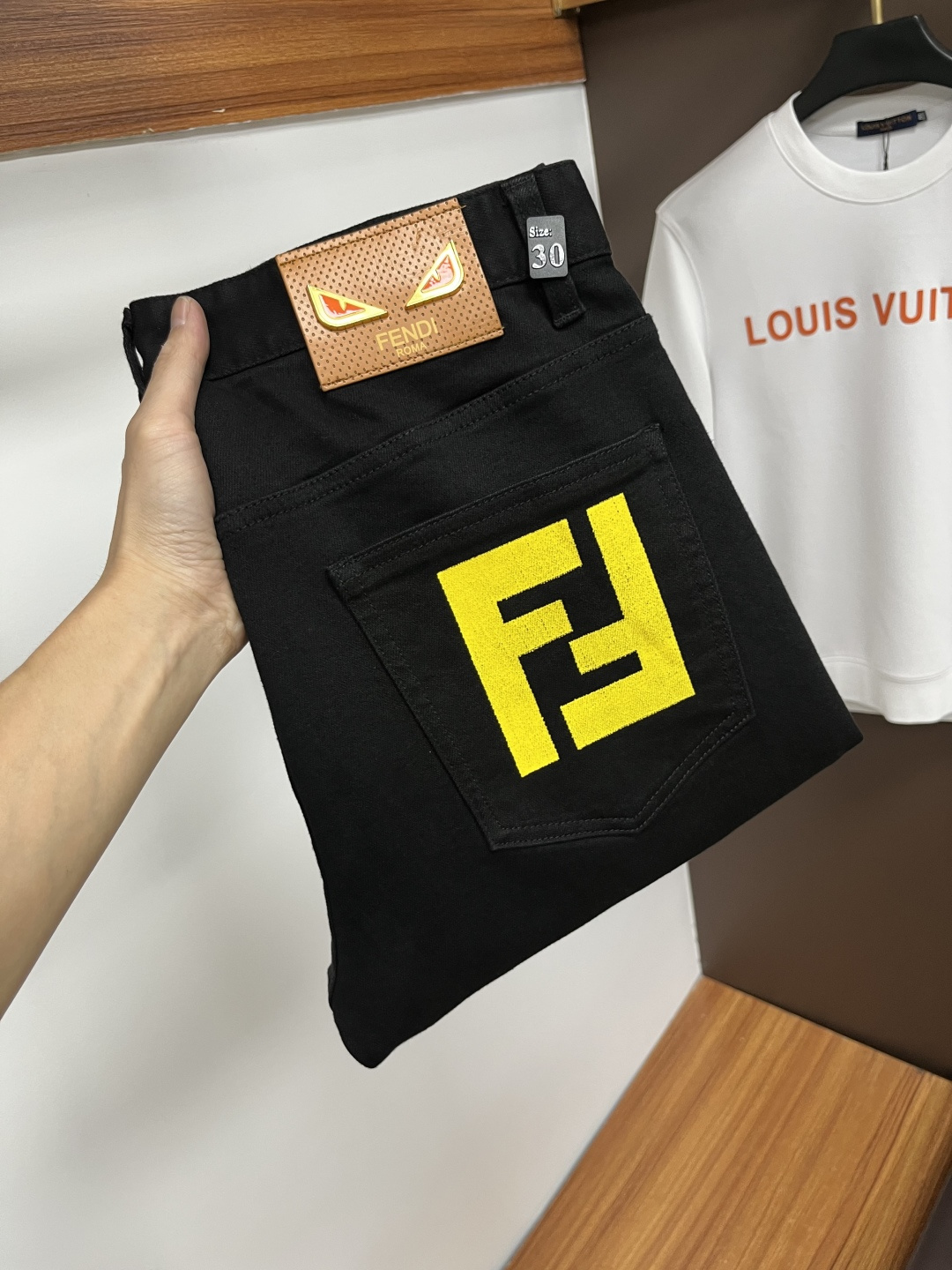 NO:661689,Fendi [2025 Winter New Products] European Station Men's Business Casual Jeans When business meets leisure, when classics collide with fashion, in the autumn of 2025, we bring you new European station men's business casual jeans!  Selected high-quality fabrics are soft, comfortable, and highly breathable, allowing you to stay fresh and comfortable during a busy workday. The design is simple yet stylish, perfectly blending business and leisure elements. Whether it is the office or a weekend party, you can easily control it and show your unique taste. Meet your dressing needs for different occasions and rejuvenate your wardrobe. QDK  Slim tailoring fits the body shape, highlighting a man's erectness and confidence. The details show ingenuity, and every stitch is carefully polished to ensure both quality and comfort. Sizes 29-40,, fendi, jeans,  19860909芬迪【2025冬季新品】欧洲站男士商务休闲牛仔裤 当商务遇上休闲,当经典碰撞时尚,2025年秋季,我们为您带来全新欧洲站男士商务休闲牛仔裤！ 精选高品质面料,柔软舒适,透气性极佳,让您在繁忙的工作日中依然保持清爽与自在. 设计简约而不失格调,完美融合商务与休闲元素,无论是办公室还是周末聚会,都能轻松驾驭,展现您的独特品味. 满足您不同场合的穿搭需求,让您的衣橱焕发新生.QDK 修身剪裁,贴合身形,凸显男士的挺拔与自信.细节之处彰显匠心,每一个针脚都经过精心打磨,确保品质与舒适并存. 尺码29-40,,fendi,jeans, ,Men's clothing