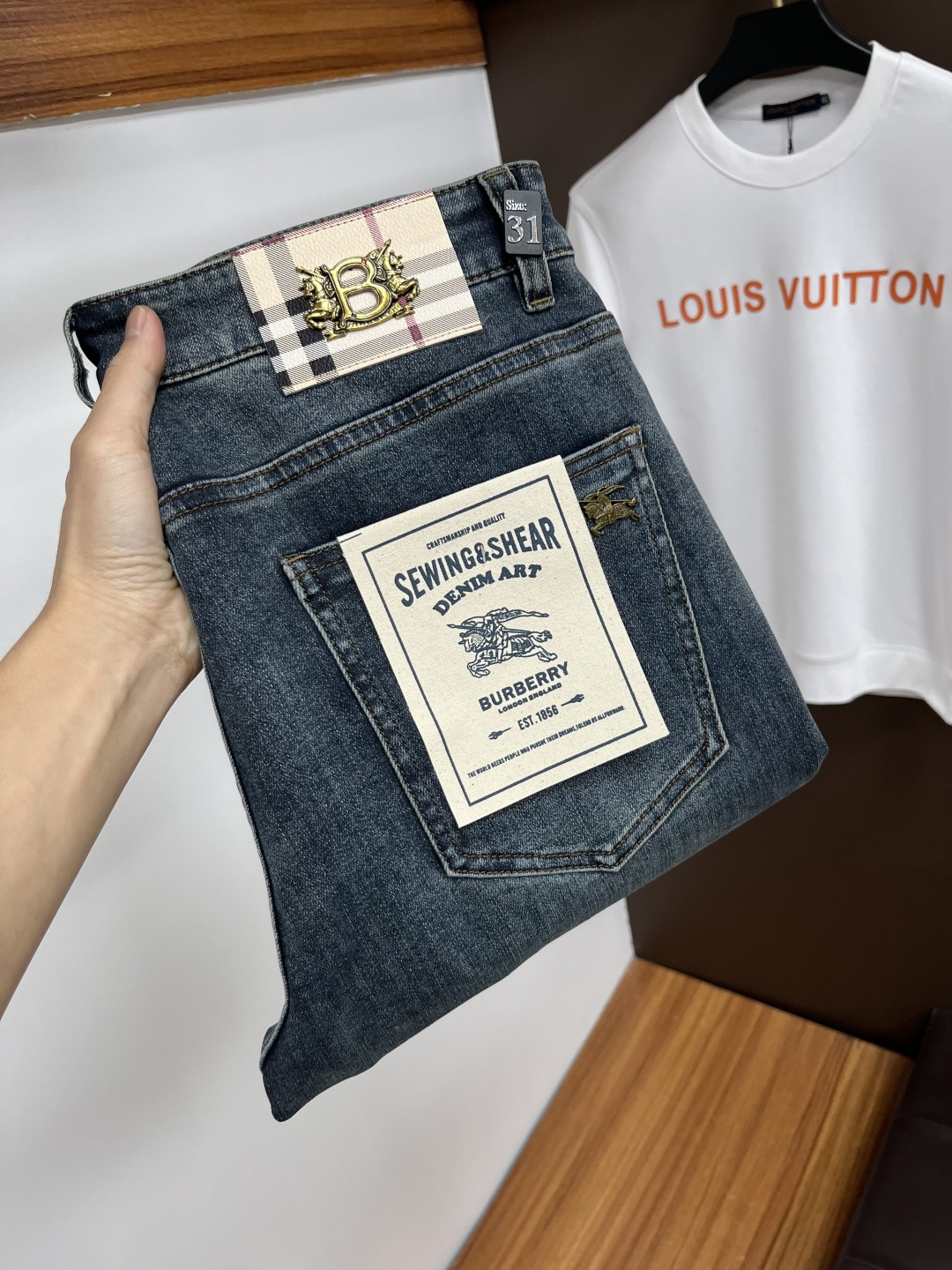 NO:652614,Burberry [New Winter Product] European Station Men's Business Casual Jeans When business meets leisure, when classics collide with fashion, this autumn, we bring you new European station men's business casual jeans!  Selected high-quality fabrics are soft, comfortable, and highly breathable, allowing you to stay fresh and comfortable during a busy workday. The design is simple yet stylish, perfectly blending business and leisure elements. Whether it is the office or a weekend party, you can easily control it and show your unique taste. Meet your dressing needs for different occasions and rejuvenate your wardrobe. QDK  Slim tailoring fits the body shape, highlighting a man's erectness and confidence. The details show ingenuity, and every stitch is carefully polished to ensure both quality and comfort. Sizes 29-40,, burberry, jeans, alexander wang19860909巴宝莉【冬季新品】欧洲站男士商务休闲牛仔裤 当商务遇上休闲,当经典碰撞时尚,年秋季,我们为您带来全新欧洲站男士商务休闲牛仔裤！ 精选高品质面料,柔软舒适,透气性极佳,让您在繁忙的工作日中依然保持清爽与自在. 设计简约而不失格调,完美融合商务与休闲元素,无论是办公室还是周末聚会,都能轻松驾驭,展现您的独特品味. 满足您不同场合的穿搭需求,让您的衣橱焕发新生.QDK 修身剪裁,贴合身形,凸显男士的挺拔与自信.细节之处彰显匠心,每一个针脚都经过精心打磨,确保品质与舒适并存. 尺码29-40,,burberry,jeans,alexander wang,Men's clothing