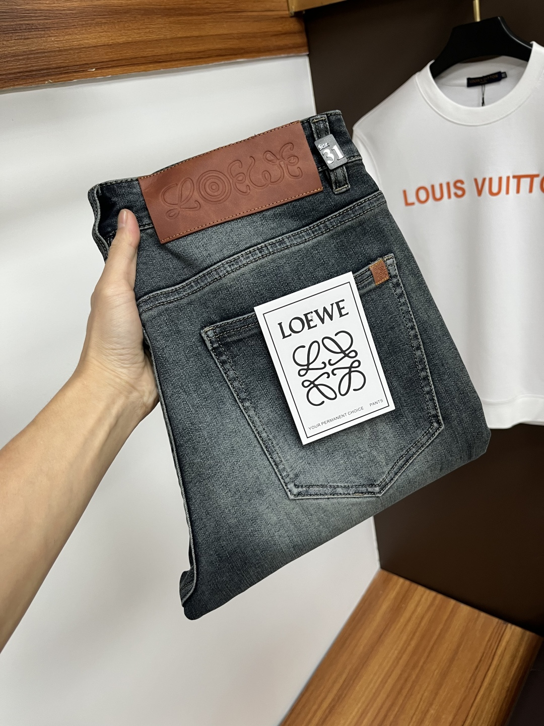 NO:652623,Loewe [New Winter Product] European Station Men's Business Casual Jeans When business meets leisure, when classics collide with fashion, this autumn, we bring you new European station men's business casual jeans!  Selected high-quality fabrics are soft, comfortable, and highly breathable, allowing you to stay fresh and comfortable during a busy workday. The design is simple yet stylish, perfectly blending business and leisure elements. Whether it is the office or a weekend party, you can easily control it and show your unique taste. Meet your dressing needs for different occasions and rejuvenate your wardrobe. QDK  Slim tailoring fits the body shape, highlighting a man's erectness and confidence. The details show ingenuity, and every stitch is carefully polished to ensure both quality and comfort. Sizes 29-40,,loewe,jeans,alexander wang19860909罗意威【冬季新品】欧洲站男士商务休闲牛仔裤 当商务遇上休闲,当经典碰撞时尚,年秋季,我们为您带来全新欧洲站男士商务休闲牛仔裤！ 精选高品质面料,柔软舒适,透气性极佳,让您在繁忙的工作日中依然保持清爽与自在. 设计简约而不失格调,完美融合商务与休闲元素,无论是办公室还是周末聚会,都能轻松驾驭,展现您的独特品味. 满足您不同场合的穿搭需求,让您的衣橱焕发新生.QDK 修身剪裁,贴合身形,凸显男士的挺拔与自信.细节之处彰显匠心,每一个针脚都经过精心打磨,确保品质与舒适并存. 尺码29-40,,loewe,jeans,alexander wang,Men's clothing