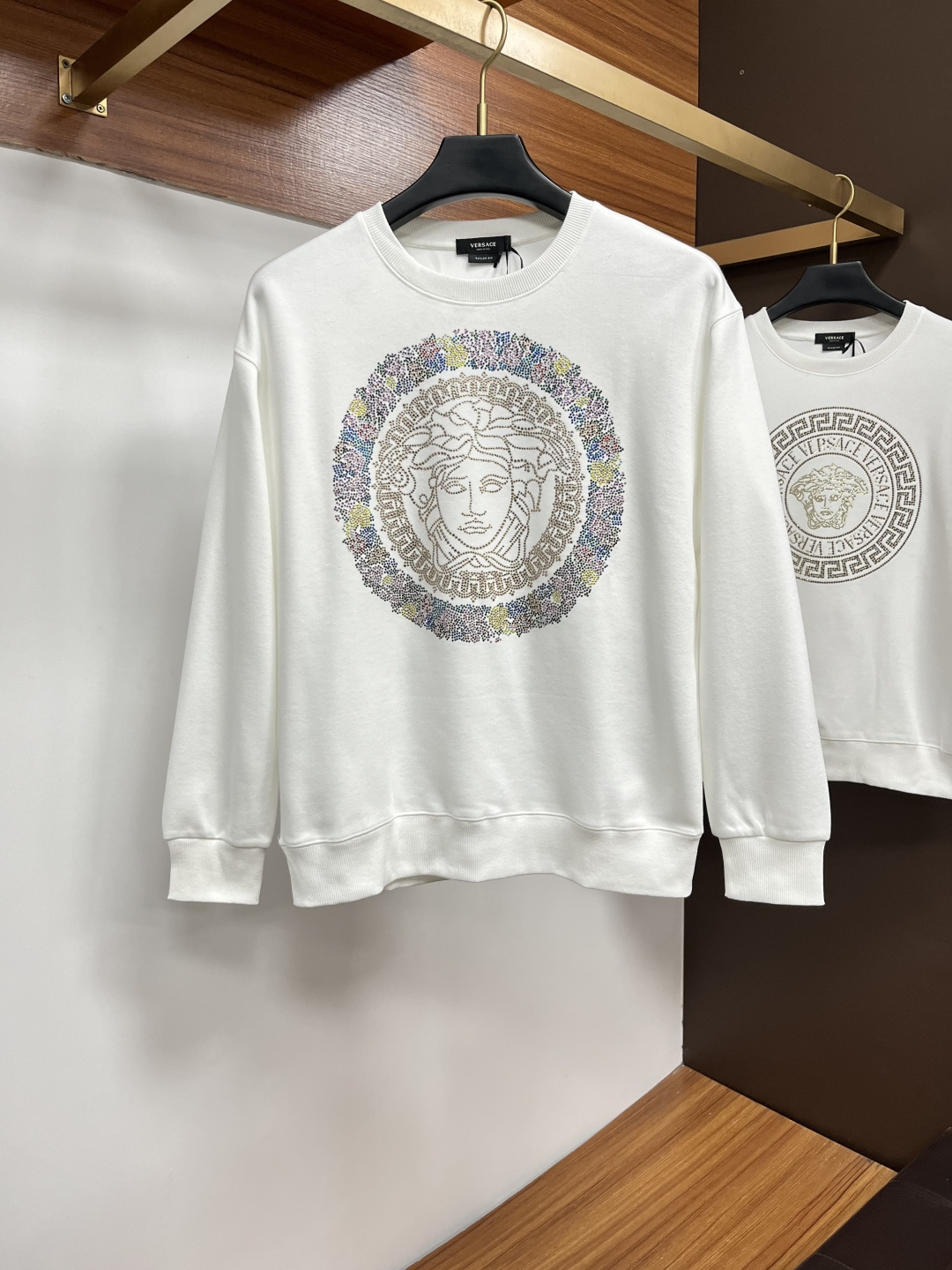 NO:628857,Versace 2025 autumn and winter European counter new styles  Top-quality original fashionable casual long-sleeved T-shirt sweatshirt. Customized by early autumn fashion internet celebrities. It is made of imported high-density silk cotton fabrics and exquisite original logo. It has excellent comfort and breathability. It is soft, anti-wrinkle, elastic and has excellent drape. It is handsome whether worn alone or as an inner layer. It is in line with men's practical dressing habits.  , pursue luxury, noble and elegant style, create extraordinary men's taste, the first choice for urban fashion men. Sizes M~5XL (can wear 110~215 pounds), versace, hoodie, sweatshirts, tees, t-shirt, alexander  wang19860909范思哲 2025秋冬欧洲专柜新款 顶级原单时尚休闲长袖T恤卫衣.早秋时尚网红潮人定制,精选进口高密度蚕丝棉面料,精致原版logo打造,舒适性与透气性兼优,柔软抗皱弹性和垂性极佳,无论是单穿或是内搭都是帅气十足,吻合了男性实用穿衣习惯,追求奢华高贵优雅风范,打造不凡男士品味,都市时尚男士首选.尺码M~5XL(可穿110～215斤）,,versace,hoodie,sweatshirts,tees，t-shirt,alexander wang,Men's clothing