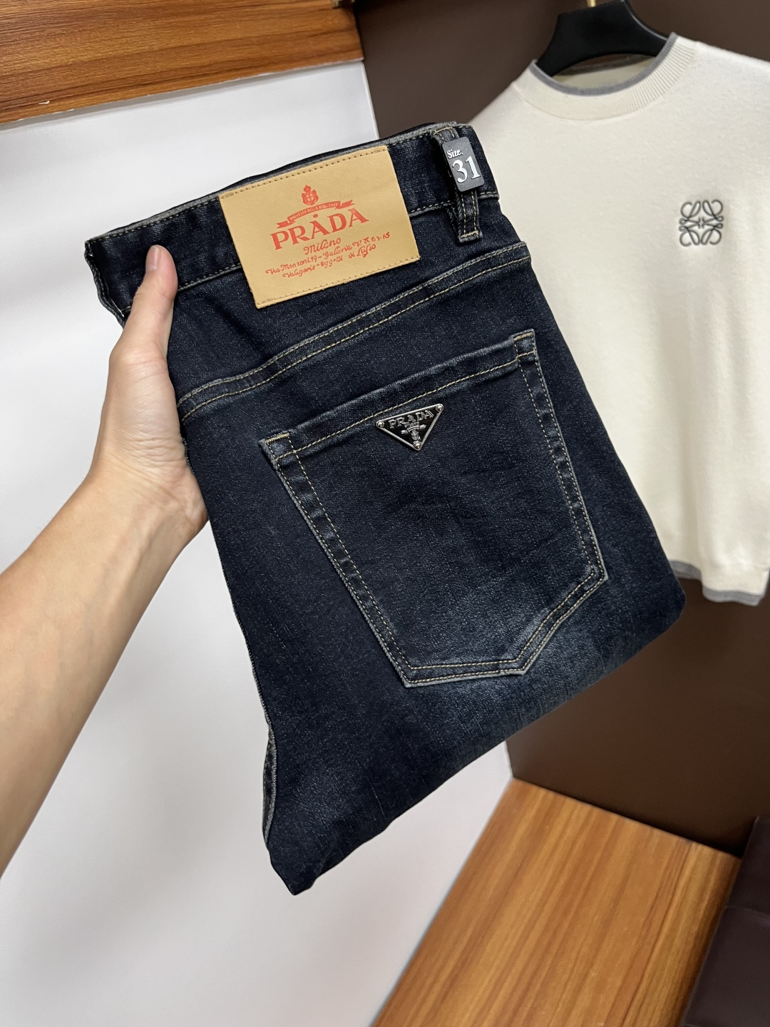 NO:644500,Prada [2025 Winter New Product] European Station Men's Business Casual Jeans When business meets leisure, when classics collide with fashion, in the autumn of 2025, we bring you new European station men's business casual jeans!  Selected high-quality fabrics are soft, comfortable, and highly breathable, allowing you to stay fresh and comfortable during a busy workday. The design is simple yet stylish, perfectly blending business and leisure elements. Whether it is the office or a weekend party, you can easily control it and show your unique taste. Meet your dressing needs for different occasions and rejuvenate your wardrobe. QDK  Slim tailoring fits the body shape, highlighting a man's erectness and confidence. The details show ingenuity, and every stitch is carefully polished to ensure both quality and comfort. Sizes 29-40, prada, jeans, alexander wang19860909普拉达【2025冬季新品】欧洲站男士商务休闲牛仔裤 当商务遇上休闲,当经典碰撞时尚,2025年秋季,我们为您带来全新欧洲站男士商务休闲牛仔裤！ 精选高品质面料,柔软舒适,透气性极佳,让您在繁忙的工作日中依然保持清爽与自在. 设计简约而不失格调,完美融合商务与休闲元素,无论是办公室还是周末聚会,都能轻松驾驭,展现您的独特品味. 满足您不同场合的穿搭需求,让您的衣橱焕发新生.QDK 修身剪裁,贴合身形,凸显男士的挺拔与自信.细节之处彰显匠心,每一个针脚都经过精心打磨,确保品质与舒适并存. 尺码29-40,,prada,jeans,alexander wang,Men's clothing