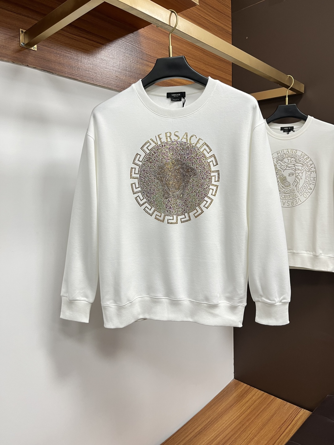 NO:623477,Versace autumn and winter European counter new styles  Top-quality original fashionable casual long-sleeved T-shirt sweatshirt. Customized by early autumn fashion internet celebrities. It is made of imported high-density silk cotton fabrics and exquisite original logo. It has excellent comfort and breathability. It is soft, anti-wrinkle, elastic and has excellent drape. It is handsome whether worn alone or as an inner layer. It is in line with men's practical dressing habits.  , pursue luxury, noble and elegant style, create extraordinary men's taste, the first choice for urban fashion men. Sizes M~5XL (can wear 110~215 pounds), versace, hoodie, sweatshirts, tees, t-shirt, alexander  wang19860909范思哲 秋冬欧洲专柜新款 顶级原单时尚休闲长袖T恤卫衣.早秋时尚网红潮人定制,精选进口高密度蚕丝棉面料,精致原版logo打造,舒适性与透气性兼优,柔软抗皱弹性和垂性极佳,无论是单穿或是内搭都是帅气十足,吻合了男性实用穿衣习惯,追求奢华高贵优雅风范,打造不凡男士品味,都市时尚男士首选.尺码M~5XL(可穿110～215斤）,,versace,hoodie,sweatshirts,tees，t-shirt,alexander wang,Men's clothing