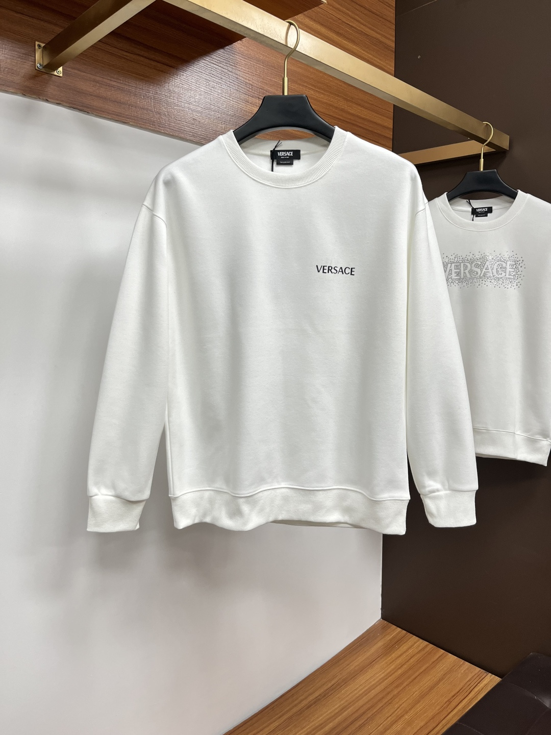 NO:655179,Versace 2025 autumn and winter European counter new styles  Top-quality original fashionable casual long-sleeved T-shirt sweatshirt. Customized by early autumn fashion internet celebrities. It is made of imported high-density silk cotton fabrics and exquisite original logo. It has excellent comfort and breathability. It is soft, anti-wrinkle, elastic and has excellent drape. It is handsome whether worn alone or as an inner layer. It is in line with men's practical dressing habits.  , pursue luxury, noble and elegant style, create extraordinary men's taste, the first choice for urban fashion men. Sizes M~5XL (can wear 110~215 pounds), versace, hoodie, sweatshirts, tees, t-shirt, alexander  wang19860909范思哲 2025秋冬欧洲专柜新款 顶级原单时尚休闲长袖T恤卫衣.早秋时尚网红潮人定制,精选进口高密度蚕丝棉面料,精致原版logo打造,舒适性与透气性兼优,柔软抗皱弹性和垂性极佳,无论是单穿或是内搭都是帅气十足,吻合了男性实用穿衣习惯,追求奢华高贵优雅风范,打造不凡男士品味,都市时尚男士首选.尺码M~5XL(可穿110～215斤）,,versace,hoodie,sweatshirts,tees，t-shirt,alexander wang,Men's clothing