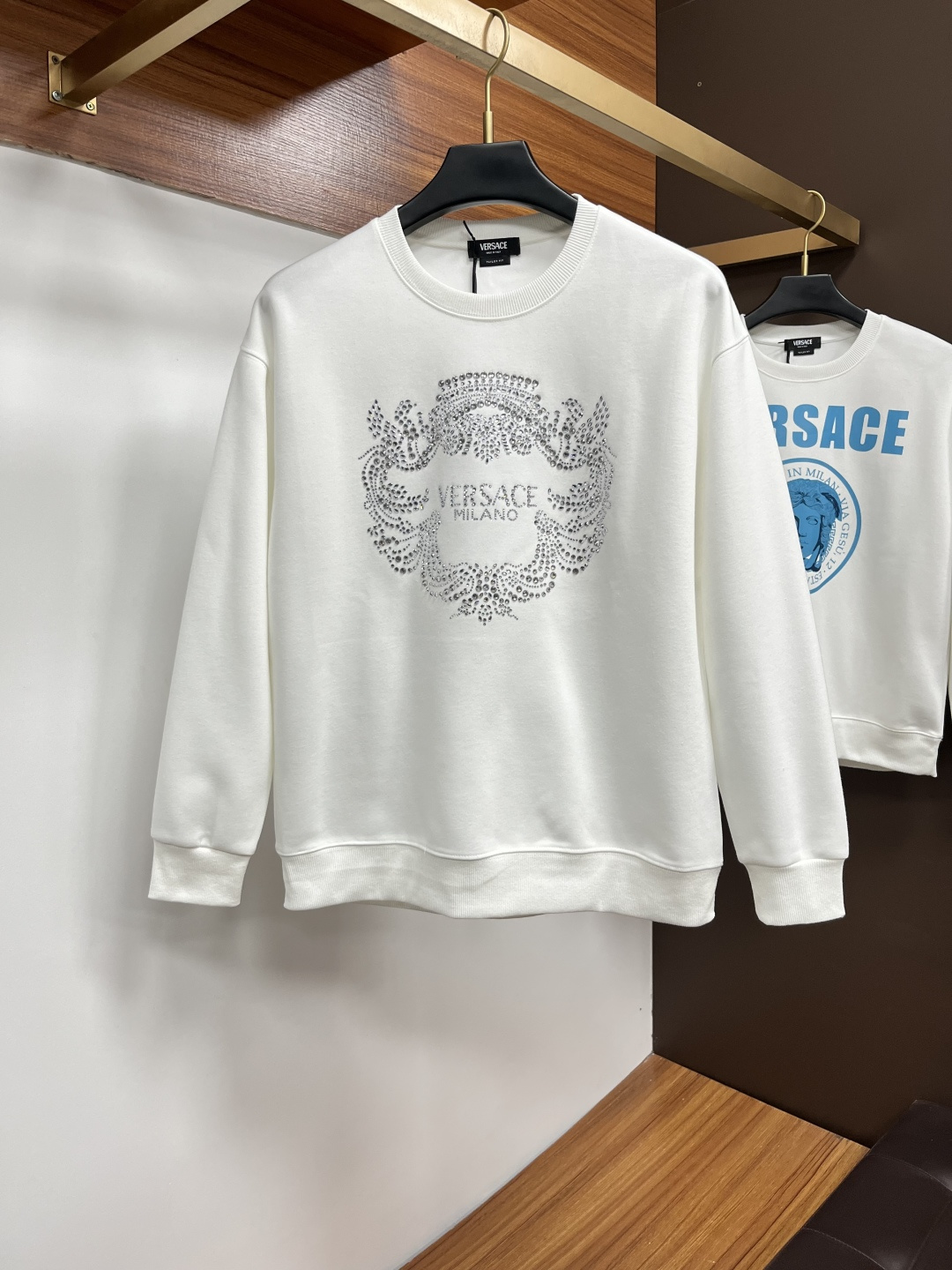 NO:625247,Versace autumn and winter European counter new styles  Top-quality original fashionable casual long-sleeved T-shirt sweatshirt. Customized by early autumn fashion internet celebrities. It is made of imported high-density silk cotton fabrics and exquisite original logo. It has excellent comfort and breathability. It is soft, anti-wrinkle, elastic and has excellent drape. It is handsome whether worn alone or as an inner layer. It is in line with men's practical dressing habits.  , pursue luxury, noble and elegant style, create extraordinary men's taste, the first choice for urban fashion men. Sizes M~5XL (can wear 110~215 pounds), versace, hoodie, sweatshirts, tees, t-shirt, alexander  wang19860909范思哲 秋冬欧洲专柜新款 顶级原单时尚休闲长袖T恤卫衣.早秋时尚网红潮人定制,精选进口高密度蚕丝棉面料,精致原版logo打造,舒适性与透气性兼优,柔软抗皱弹性和垂性极佳,无论是单穿或是内搭都是帅气十足,吻合了男性实用穿衣习惯,追求奢华高贵优雅风范,打造不凡男士品味,都市时尚男士首选.尺码M~5XL(可穿110～215斤）,,versace,hoodie,sweatshirts,tees，t-shirt,alexander wang,Men's clothing