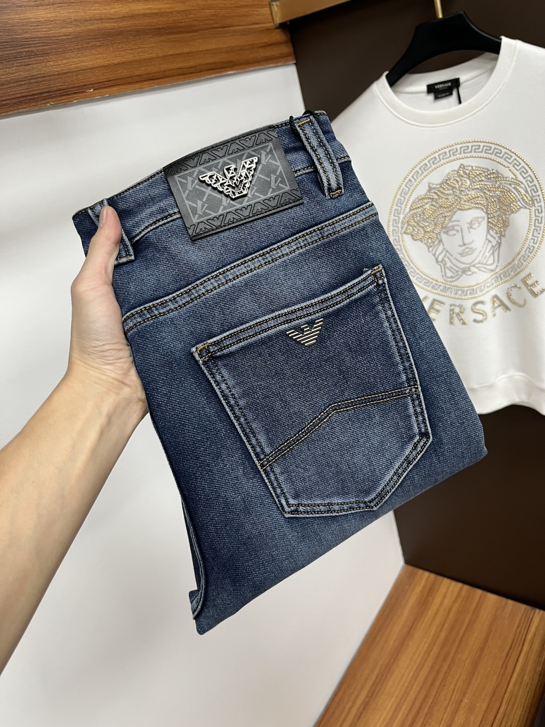 NO:647582,Armani [2025 Winter New Product] European Station Men's Business Casual Jeans When business meets leisure, when classics collide with fashion, in the autumn of 2025, we bring you new European Station men's business casual jeans!  Selected high-quality fabrics are soft, comfortable, and highly breathable, allowing you to stay fresh and comfortable during a busy workday. The design is simple yet stylish, perfectly blending business and leisure elements. Whether it is the office or a weekend party, you can easily control it and show your unique taste. Meet your dressing needs for different occasions and rejuvenate your wardrobe. QDK  Slim tailoring fits the body shape, highlighting a man's erectness and confidence. The details show ingenuity, and every stitch is carefully polished to ensure both quality and comfort. Sizes 29-40,,armani,jeans,alexander wang19860909阿玛尼【2025冬季新品】欧洲站男士商务休闲牛仔裤 当商务遇上休闲,当经典碰撞时尚,2025年秋季,我们为您带来全新欧洲站男士商务休闲牛仔裤！ 精选高品质面料,柔软舒适,透气性极佳,让您在繁忙的工作日中依然保持清爽与自在. 设计简约而不失格调,完美融合商务与休闲元素,无论是办公室还是周末聚会,都能轻松驾驭,展现您的独特品味. 满足您不同场合的穿搭需求,让您的衣橱焕发新生.QDK 修身剪裁,贴合身形,凸显男士的挺拔与自信.细节之处彰显匠心,每一个针脚都经过精心打磨,确保品质与舒适并存. 尺码29-40,,armani,jeans,alexander wang,Men's clothing