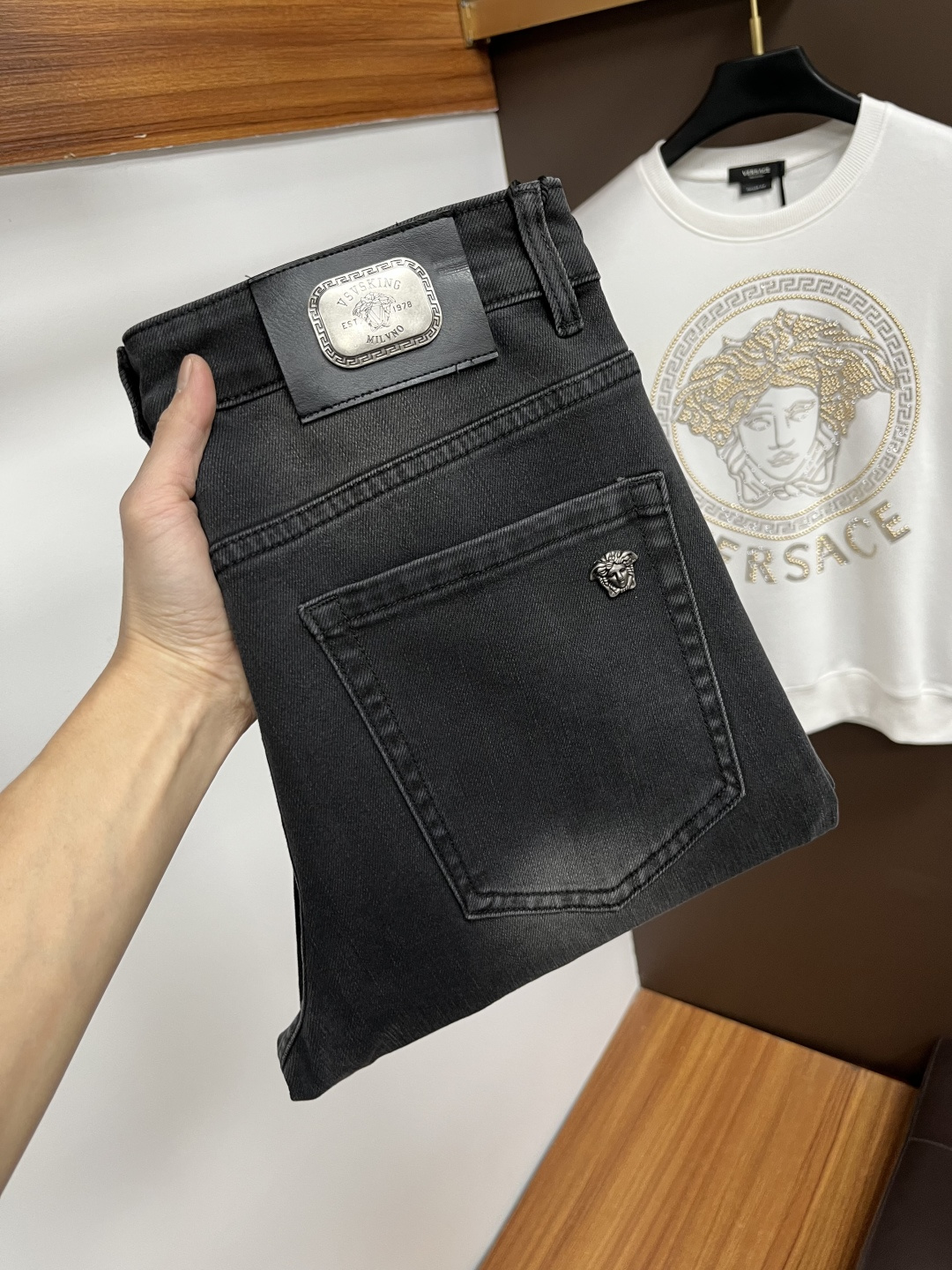 NO:647588,Versace [2025 Winter New Product] European Station Men's Business Casual Jeans When business meets leisure, when classics collide with fashion, in the autumn of 2025, we bring you new European station men's business casual jeans!  Selected high-quality fabrics are soft, comfortable, and highly breathable, allowing you to stay fresh and comfortable during a busy workday. The design is simple yet stylish, perfectly blending business and leisure elements. Whether it is the office or a weekend party, you can easily control it and show your unique taste. Meet your dressing needs for different occasions and rejuvenate your wardrobe. QDK  Slim tailoring fits the body shape, highlighting a man's erectness and confidence. The details show ingenuity, and every stitch is carefully polished to ensure both quality and comfort. Sizes 29-40,,versace,jeans,alexander wang19860909范思哲【2025冬季新品】欧洲站男士商务休闲牛仔裤 当商务遇上休闲,当经典碰撞时尚,2025年秋季,我们为您带来全新欧洲站男士商务休闲牛仔裤！ 精选高品质面料,柔软舒适,透气性极佳,让您在繁忙的工作日中依然保持清爽与自在. 设计简约而不失格调,完美融合商务与休闲元素,无论是办公室还是周末聚会,都能轻松驾驭,展现您的独特品味. 满足您不同场合的穿搭需求,让您的衣橱焕发新生.QDK 修身剪裁,贴合身形,凸显男士的挺拔与自信.细节之处彰显匠心,每一个针脚都经过精心打磨,确保品质与舒适并存. 尺码29-40,,versace,jeans,alexander wang,Men's clothing