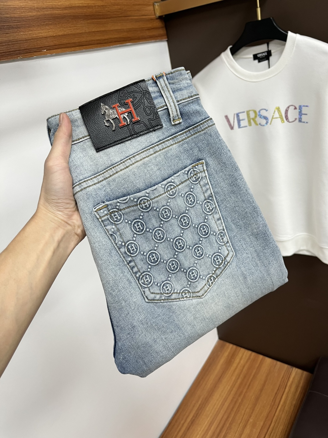 NO:647596,Hermès [2025 Winter New Products] European Station Men's Business Casual Jeans When business meets leisure, when classics collide with fashion, in the autumn of 2025, we bring you new European station men's business casual jeans!  Selected high-quality fabrics are soft, comfortable, and highly breathable, allowing you to stay fresh and comfortable during a busy workday. The design is simple yet stylish, perfectly blending business and leisure elements. Whether it is the office or a weekend party, you can easily control it and show your unique taste. Meet your dressing needs for different occasions and rejuvenate your wardrobe. QDK  Slim tailoring fits the body shape, highlighting a man's erectness and confidence. The details show ingenuity, and every stitch is carefully polished to ensure both quality and comfort. Sizes 29-40,,hermes,jeans,alexander wang19860909爱马仕【2025冬季新品】欧洲站男士商务休闲牛仔裤 当商务遇上休闲,当经典碰撞时尚,2025年秋季,我们为您带来全新欧洲站男士商务休闲牛仔裤！ 精选高品质面料,柔软舒适,透气性极佳,让您在繁忙的工作日中依然保持清爽与自在. 设计简约而不失格调,完美融合商务与休闲元素,无论是办公室还是周末聚会,都能轻松驾驭,展现您的独特品味. 满足您不同场合的穿搭需求,让您的衣橱焕发新生.QDK 修身剪裁,贴合身形,凸显男士的挺拔与自信.细节之处彰显匠心,每一个针脚都经过精心打磨,确保品质与舒适并存. 尺码29-40,,hermes,jeans,alexander wang,Men's clothing