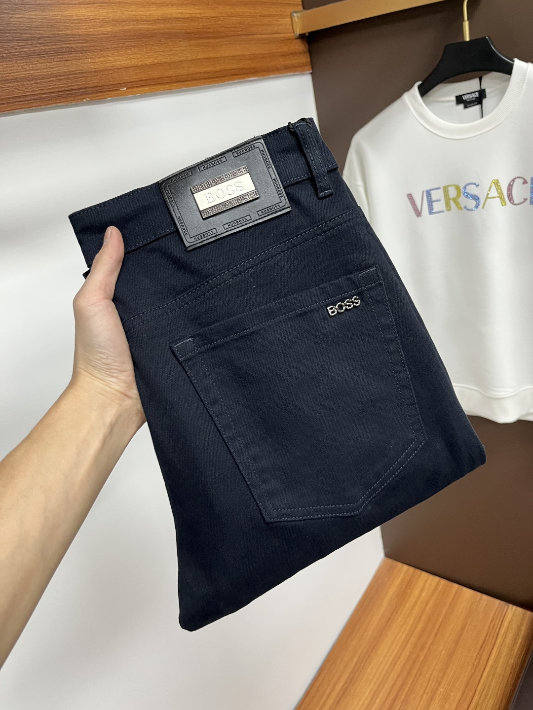 NO:623461,BOSS [Winter New Product] European Station Men's Business Casual Jeans When business meets leisure, when classics collide with fashion, this autumn, we bring you new European Station men's business casual jeans!  Selected high-quality fabrics are soft, comfortable, and highly breathable, allowing you to stay fresh and comfortable during a busy workday. The design is simple yet stylish, perfectly blending business and leisure elements. Whether it is the office or a weekend party, you can easily control it and show your unique taste. Meet your dressing needs for different occasions and rejuvenate your wardrobe. QDK  Slim-fitting tailoring fits the body shape, highlighting a man's erectness and confidence. The details show ingenuity, and every stitch is carefully polished to ensure both quality and comfort. Sizes 29-40,,jeans,alexander wang19860909BOSS【冬季新品】欧洲站男士商务休闲牛仔裤 当商务遇上休闲,当经典碰撞时尚,年秋季,我们为您带来全新欧洲站男士商务休闲牛仔裤！ 精选高品质面料,柔软舒适,透气性极佳,让您在繁忙的工作日中依然保持清爽与自在. 设计简约而不失格调,完美融合商务与休闲元素,无论是办公室还是周末聚会,都能轻松驾驭,展现您的独特品味. 满足您不同场合的穿搭需求,让您的衣橱焕发新生.QDK 修身剪裁,贴合身形,凸显男士的挺拔与自信.细节之处彰显匠心,每一个针脚都经过精心打磨,确保品质与舒适并存. 尺码29-40,,jeans,alexander wang,Men's clothing