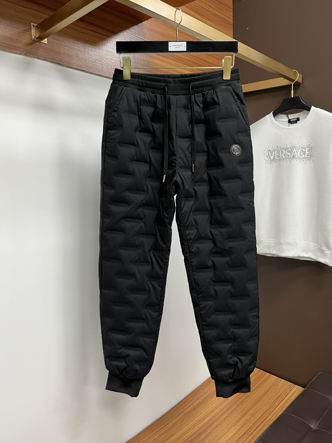 NO:623488,Burberry 25 Winter Warmth Artifact Men's Down Pants Super Stylish Customized white duck down drill-proof velvet fabric with excellent fluffiness, full filling, lightweight and non-pressing, fashionable and simple, windproof and warm design. Original fabric, warm and stylish, cold-proof and warm, every detail shows craftsmanship, seize the opportunity with intention. Code number 48-58,, burberry, down jacket, alexander wang19860909巴宝莉 25冬季保暖神器 男士羽绒裤 超有型 定制白鸭绒防钻绒面料、蓬松度极好,填充物饱满,轻便不压身,时尚简约,防风保暖设计.原版面料,保暖有型、御寒保暖、处处细节显工艺,有心的把握机会吧.码数48-58,,burberry,down jacket,alexander wang,Men's clothing