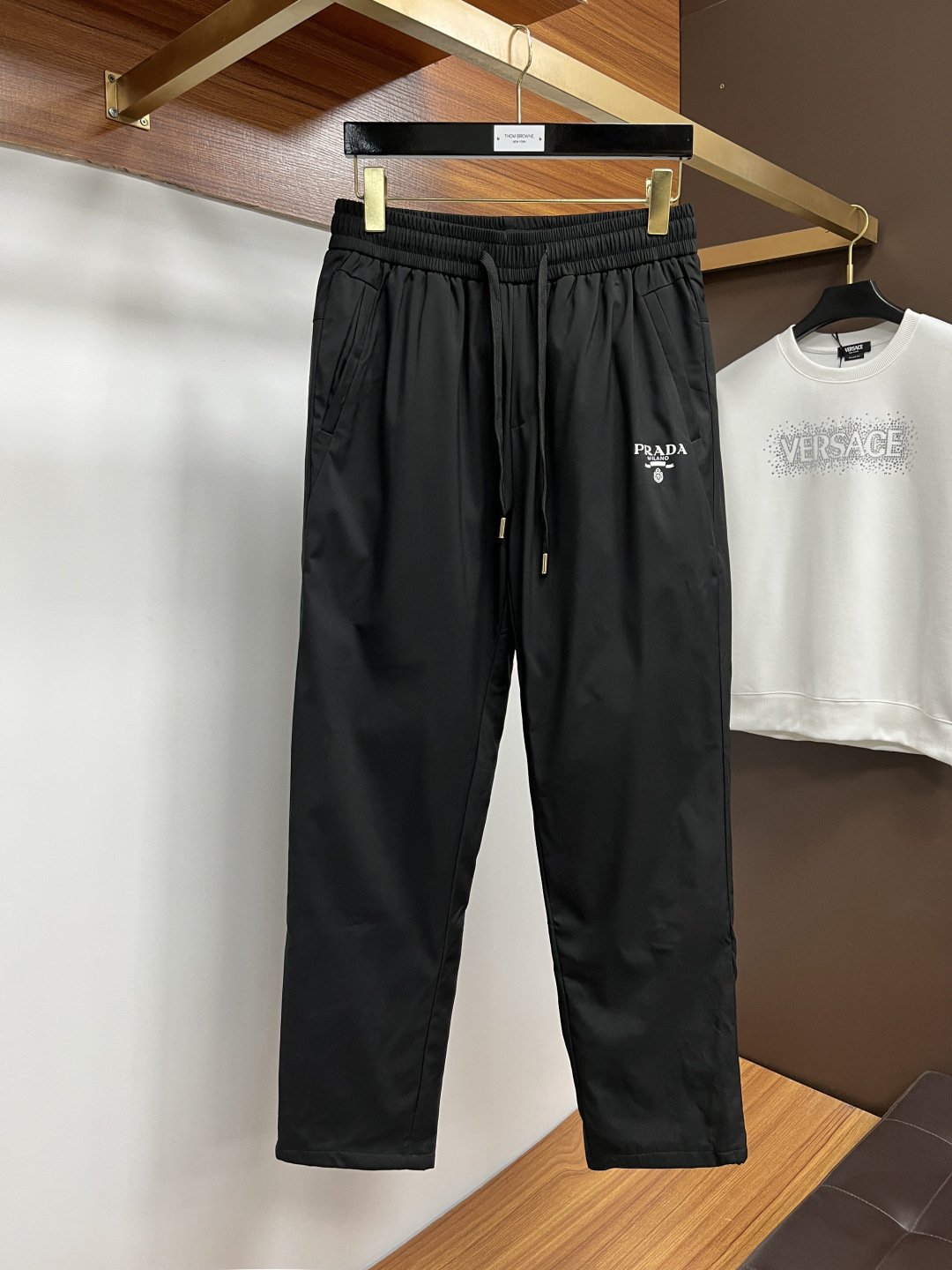 NO:623494,Prada 25 Winter Warmth Item Men's Down Pants Super Stylish Customized white duck down drill-proof velvet fabric with excellent fluffiness, full filling, light and not tight, fashionable and simple, windproof and warm design. Original fabric, warm and stylish, cold-proof and warm, every detail shows craftsmanship, seize the opportunity if you are willing. Code number 48-58,, prada, down jacket, alexander wang19860909普拉达 25冬季保暖神器 男士羽绒裤 超有型 定制白鸭绒防钻绒面料、蓬松度极好,填充物饱满,轻便不压身,时尚简约,防风保暖设计.原版面料,保暖有型、御寒保暖、处处细节显工艺,有心的把握机会吧.码数48-58,,prada,down jacket,alexander wang,Men's clothing