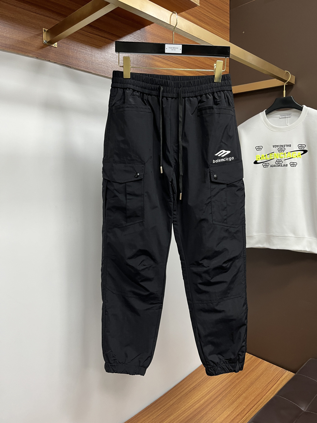 NO:623502,Balenciaga 25 Winter Warmth Artifact Men's Down Pants Super Stylish Customized white duck down drill-proof velvet fabric with excellent fluffiness, full filling, light and not tight, fashionable and simple, windproof and warm design. Original fabric, warm and stylish, cold-proof and warm, every detail shows craftsmanship, seize the opportunity if you are willing. Code number 48-58,,balenciaga,down jacket,alexander wang19860909巴黎世家 25冬季保暖神器 男士羽绒裤 超有型 定制白鸭绒防钻绒面料、蓬松度极好,填充物饱满,轻便不压身,时尚简约,防风保暖设计.原版面料,保暖有型、御寒保暖、处处细节显工艺,有心的把握机会吧.码数48-58,,balenciaga,down jacket,alexander wang,Men's clothing