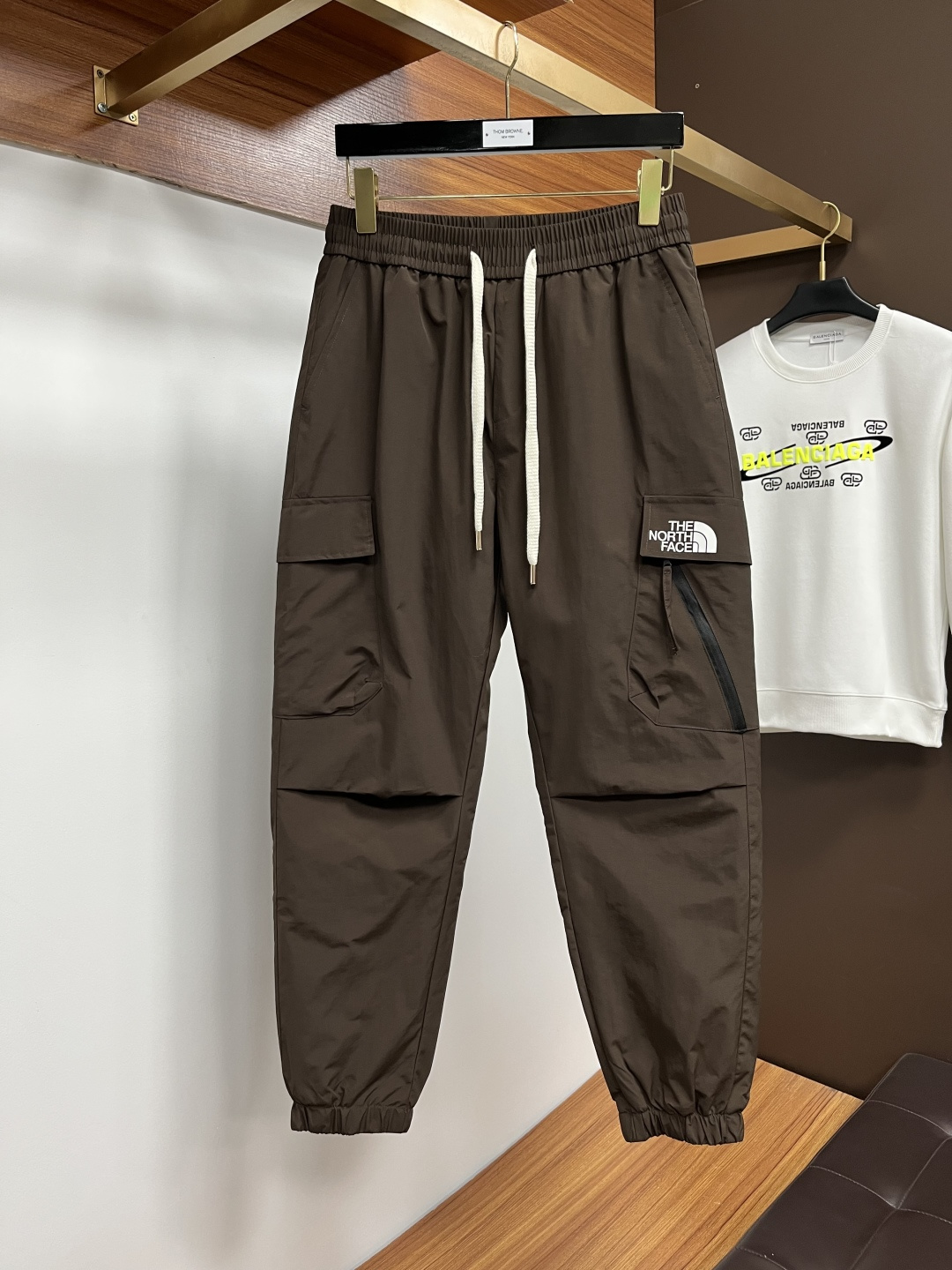 NO:623510,The North Face 25 Winter Warmth Artifact Men's Down Pants Super Stylish Customized white duck down drill-proof velvet fabric with excellent fluffiness, full filling, light and not tight, fashionable and simple, windproof and warm design. Original fabric, warm and stylish, cold-proof and warm, every detail shows craftsmanship, seize the opportunity if you are willing. Code number 48-58,, The North Face, down jacket, alexander wang19860909北面 25冬季保暖神器 男士羽绒裤 超有型 定制白鸭绒防钻绒面料、蓬松度极好,填充物饱满,轻便不压身,时尚简约,防风保暖设计.原版面料,保暖有型、御寒保暖、处处细节显工艺,有心的把握机会吧.码数48-58,,The North Face,down jacket,alexander wang,Men's clothing