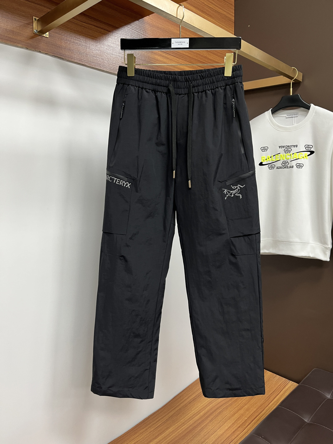 NO:623514,Arc'teryx 25 Winter Warmth Artifact Men's Down Pants Super Stylish Customized white duck down drill-proof velvet fabric with excellent fluffiness, full filling, light and not pressing, fashionable and simple, windproof and warm design. Original fabric, warm and stylish, cold-proof and warm, every detail shows craftsmanship, seize the opportunity if you are willing. Code number 48-58, arc'teryx, down jacket, alexander wang19860909始祖鸟 25冬季保暖神器 男士羽绒裤 超有型 定制白鸭绒防钻绒面料、蓬松度极好,填充物饱满,轻便不压身,时尚简约,防风保暖设计.原版面料,保暖有型、御寒保暖、处处细节显工艺,有心的把握机会吧.码数48-58,arc'teryx,down jacket,alexander wang,Men's clothing