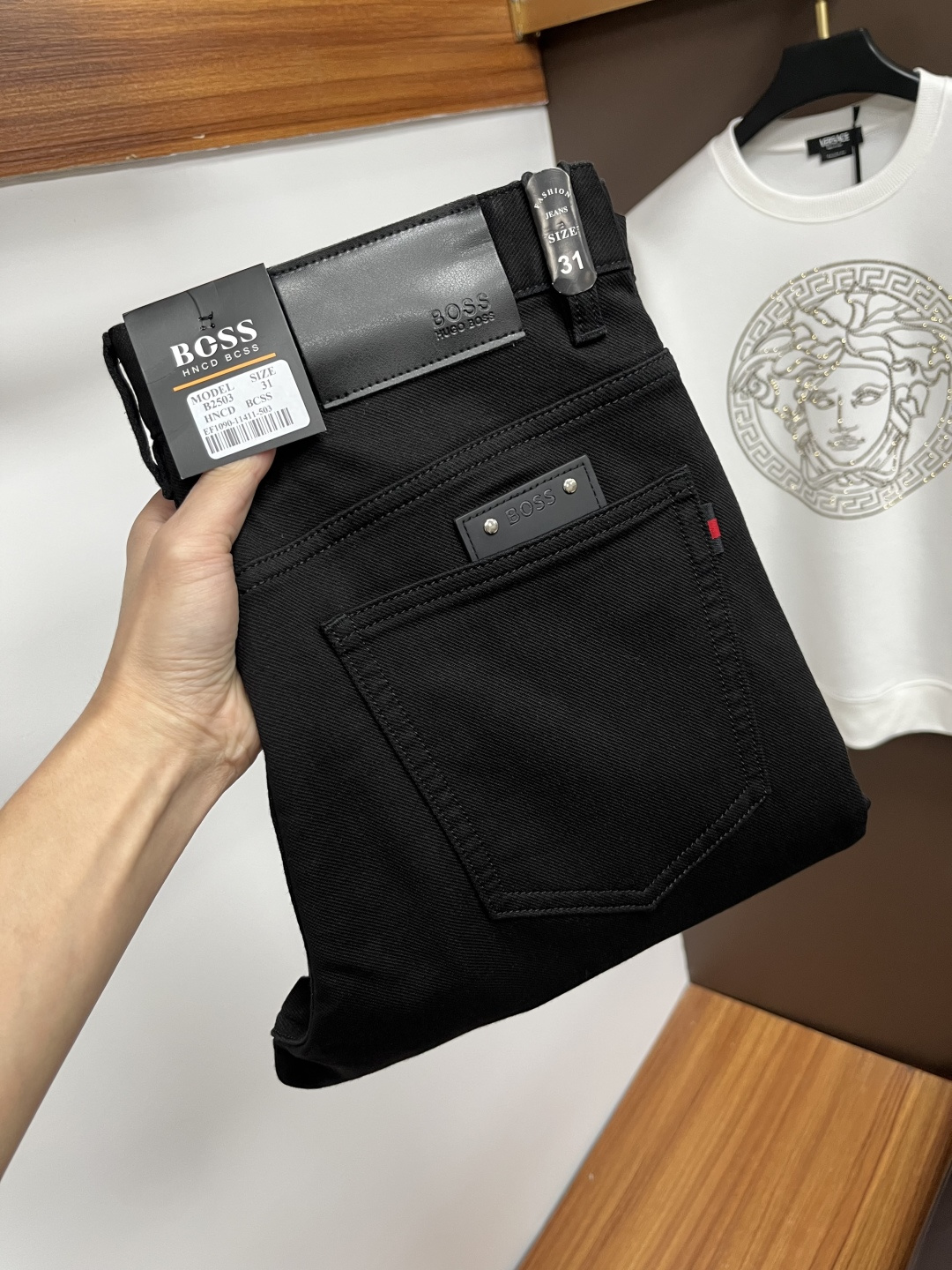 NO:649908,BOSS's latest 2025 autumn jeans are stress-free in the store. Best-selling models in the counter. Taste and value are shared. Very comfortable to wear. Low-key yet luxurious. Very classy to wear. Needless to say the trousers style and cut. The upper body is exquisite and vivid. Real first-class top quality materials. Really palace-level casual pants, using Turkish cotton. The most famous denim is produced. The quality is outstanding. After heavy washing, the pants are very soft. The straight-leg version is not picky.  Absolutely stylish upper body HD1 extremely luxurious!  Size 29-38,,jeans,alexander wang19860909BOSS 2025年秋季最新品牛仔裤出入专卖店无压力 专柜热销款 品味与价值共享 身穿着非常舒适 低调不失奢华 穿出去非常有档次,裤型款式和裁剪亦无需多言 上身精致跃然.真正一等一顶级质料 真正殿堂级的休闲裤,选用土耳其的棉花 生产出最有名的单宁布 品质卓然 经过重水洗使得裤子很柔软 直脚的版型 不挑人 上身绝对的有型 HD1 极度奢华！尺码29-38,,jeans,alexander wang,Men's clothing