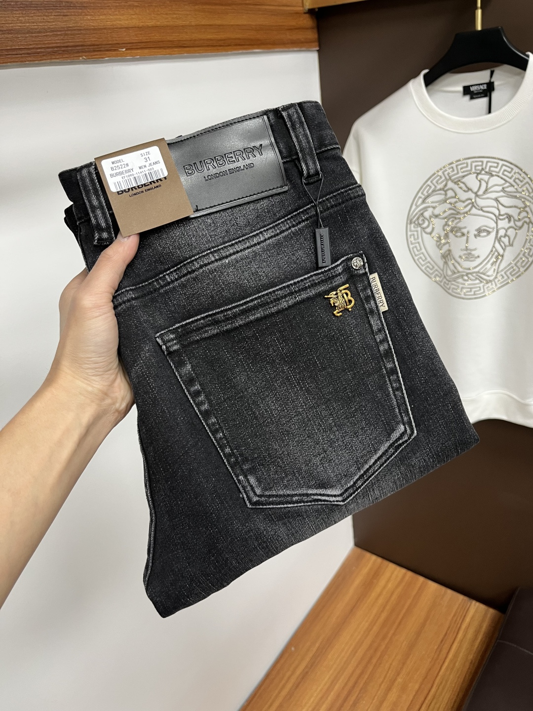 NO:649914,Burberry's 2025 autumn latest jeans are stress-free when entering and leaving the store. Best-selling models in the counter. Taste and value are shared. Very comfortable to wear. Low-key yet luxurious. Very classy to wear. Needless to say the trousers style and cut. The upper body is exquisite and vivid. Real first-class top quality. Really palace-level casual pants, using Turkish cotton to produce the most famous denim. Excellent quality. Heavy washing makes the pants very soft. Straight-footed version.  Don't be picky. The upper body is absolutely stylish. HD1 is extremely luxurious!  Size 29-38,,burberry,jeans,alexander wang19860909巴宝莉 2025年秋季最新品牛仔裤出入专卖店无压力 专柜热销款 品味与价值共享 身穿着非常舒适 低调不失奢华 穿出去非常有档次,裤型款式和裁剪亦无需多言 上身精致跃然.真正一等一顶级质料 真正殿堂级的休闲裤,选用土耳其的棉花 生产出最有名的单宁布 品质卓然 经过重水洗使得裤子很柔软 直脚的版型 不挑人 上身绝对的有型 HD1 极度奢华！尺码29-38,,burberry,jeans,alexander wang,Men's clothing