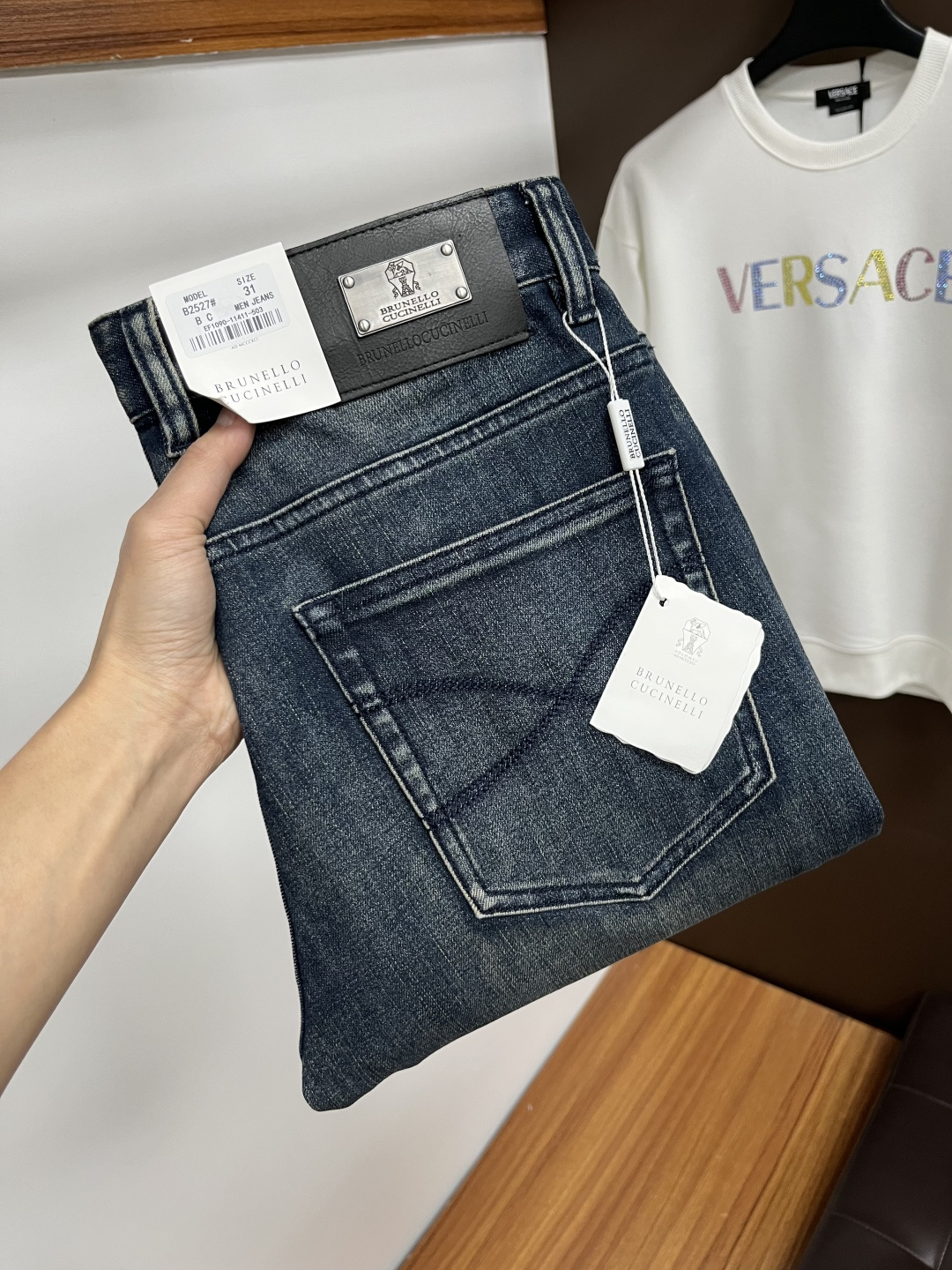 NO:649936,Bruti's 2025 autumn latest jeans are stress-free when entering and leaving the store. Best-selling models in the counter. Taste and value are shared. Very comfortable to wear. Low-key yet luxurious. Very classy to wear. Needless to say the trousers style and cut. The upper body is exquisite and vivid. Real first-class top quality materials. Really top-level casual pants, using Turkish cotton to produce the most famous denim. Excellent quality. Heavy washing makes the pants very soft. Straight-leg version.  Don't be picky. The upper body is absolutely stylish. HD1 is extremely luxurious!  Size 29-38,,jeans,alexander wang19860909布鲁提 2025年秋季最新品牛仔裤出入专卖店无压力 专柜热销款 品味与价值共享 身穿着非常舒适 低调不失奢华 穿出去非常有档次,裤型款式和裁剪亦无需多言 上身精致跃然.真正一等一顶级质料 真正殿堂级的休闲裤,选用土耳其的棉花 生产出最有名的单宁布 品质卓然 经过重水洗使得裤子很柔软 直脚的版型 不挑人 上身绝对的有型 HD1 极度奢华！尺码29-38,,jeans,alexander wang,Men's clothing