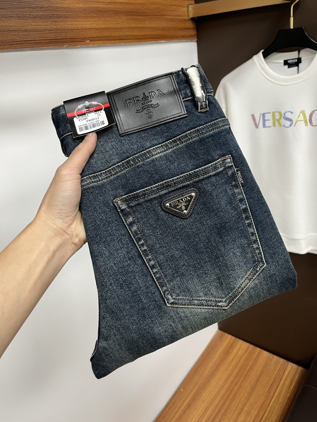 NO:649944,Prada's latest 2025 autumn jeans are stress-free in the store. Best-selling models in the counter. Taste and value are shared. Very comfortable to wear. Low-key yet luxurious. Very classy to wear. Needless to say the trousers style and cut. The upper body is exquisite and vivid. Real first-class top quality materials. Really palace-level casual pants, using Turkish cotton to produce the most famous denim. Excellent quality. Heavy washing makes the pants very soft. Straight-footed version.  Don't be picky. The upper body is absolutely stylish. HD1 is extremely luxurious!  Size 29-38,,prada,jeans,alexander wang19860909普拉达 2025年秋季最新品牛仔裤出入专卖店无压力 专柜热销款 品味与价值共享 身穿着非常舒适 低调不失奢华 穿出去非常有档次,裤型款式和裁剪亦无需多言 上身精致跃然.真正一等一顶级质料 真正殿堂级的休闲裤,选用土耳其的棉花 生产出最有名的单宁布 品质卓然 经过重水洗使得裤子很柔软 直脚的版型 不挑人 上身绝对的有型 HD1 极度奢华！尺码29-38,,prada,jeans,alexander wang,Men's clothing