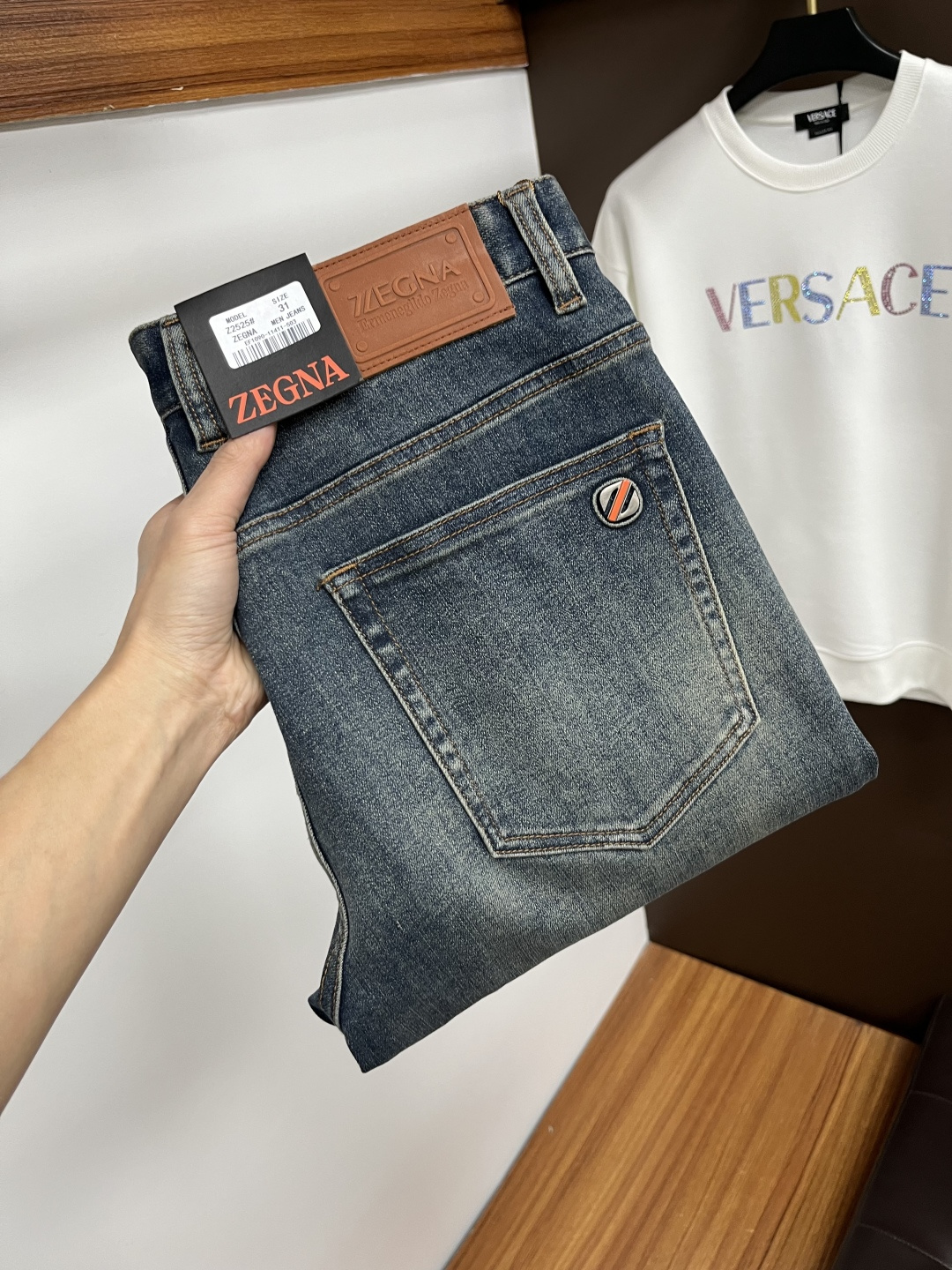 NO:649953,Ermenegildo Zegna's 2025 autumn latest jeans are stress-free to enter and leave the store. Best-selling models in the counter. Shared taste and value. Very comfortable to wear. Low-key yet luxurious. Very classy to wear. Needless to say the trousers style and cut. The upper body is exquisite and vivid. Real first-class top quality. Really top-level casual pants, using Turkish cotton to produce the most famous denim. Excellent quality. Heavy washing makes the pants very soft. Straight-leg version.  Don't be picky. The upper body is absolutely stylish. HD1 is extremely luxurious!  Size 29-38,,zegna,jeans,alexander wang19860909杰尼亚 2025年秋季最新品牛仔裤出入专卖店无压力 专柜热销款 品味与价值共享 身穿着非常舒适 低调不失奢华 穿出去非常有档次,裤型款式和裁剪亦无需多言 上身精致跃然.真正一等一顶级质料 真正殿堂级的休闲裤,选用土耳其的棉花 生产出最有名的单宁布 品质卓然 经过重水洗使得裤子很柔软 直脚的版型 不挑人 上身绝对的有型 HD1 极度奢华！尺码29-38,,zegna,jeans,alexander wang,Men's clothing