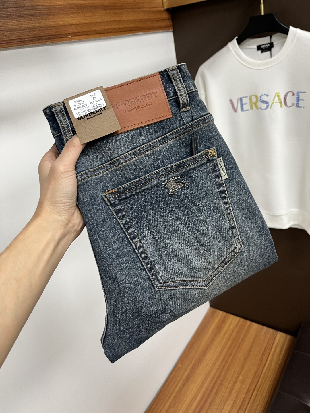 NO:649887,Burberry's 2025 autumn latest jeans are stress-free when entering and leaving the store. Best-selling models in the counter. Taste and value are shared. Very comfortable to wear. Low-key yet luxurious. Very classy to wear. Needless to say the trousers style and cut. The upper body is exquisite and vivid. Real first-class top quality. Really palace-level casual pants, using Turkish cotton to produce the most famous denim. Excellent quality. Heavy washing makes the pants very soft. Straight-footed version.  Don't be picky. The upper body is absolutely stylish. HD1 is extremely luxurious!  Size 29-38,,burberry,jeans,alexander wang19860909巴宝莉 2025年秋季最新品牛仔裤出入专卖店无压力 专柜热销款 品味与价值共享 身穿着非常舒适 低调不失奢华 穿出去非常有档次,裤型款式和裁剪亦无需多言 上身精致跃然.真正一等一顶级质料 真正殿堂级的休闲裤,选用土耳其的棉花 生产出最有名的单宁布 品质卓然 经过重水洗使得裤子很柔软 直脚的版型 不挑人 上身绝对的有型 HD1 极度奢华！尺码29-38,,burberry,jeans,alexander wang,Men's clothing