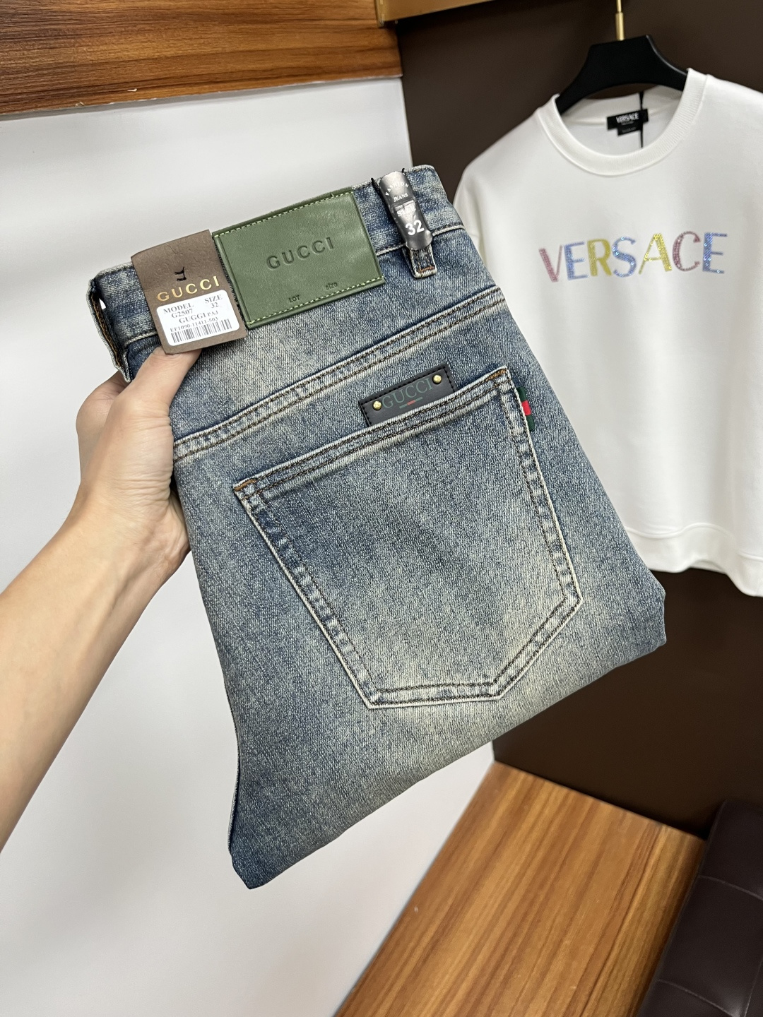 NO:628851,Gucci's latest 2025 autumn jeans are stress-free in and out of the store. Best-selling models in the counter. Shared taste and value. Very comfortable to wear. Low-key yet luxurious. Very classy to wear. Needless to say the trousers style and cut. The upper body is exquisite and vivid. Real first-class top quality materials. Really palace-level casual pants, using Turkish cotton to produce the most famous denim. Excellent quality. Heavy washing makes the pants very soft. Straight-leg version.  Don't be picky. The upper body is absolutely stylish. HD1 is extremely luxurious!  Size 29-38,,jeans,alexander wang19860909古奇 2025年秋季最新品牛仔裤出入专卖店无压力 专柜热销款 品味与价值共享 身穿着非常舒适 低调不失奢华 穿出去非常有档次,裤型款式和裁剪亦无需多言 上身精致跃然.真正一等一顶级质料 真正殿堂级的休闲裤,选用土耳其的棉花 生产出最有名的单宁布 品质卓然 经过重水洗使得裤子很柔软 直脚的版型 不挑人 上身绝对的有型 HD1 极度奢华！尺码29-38,,jeans,alexander wang,Men's clothing