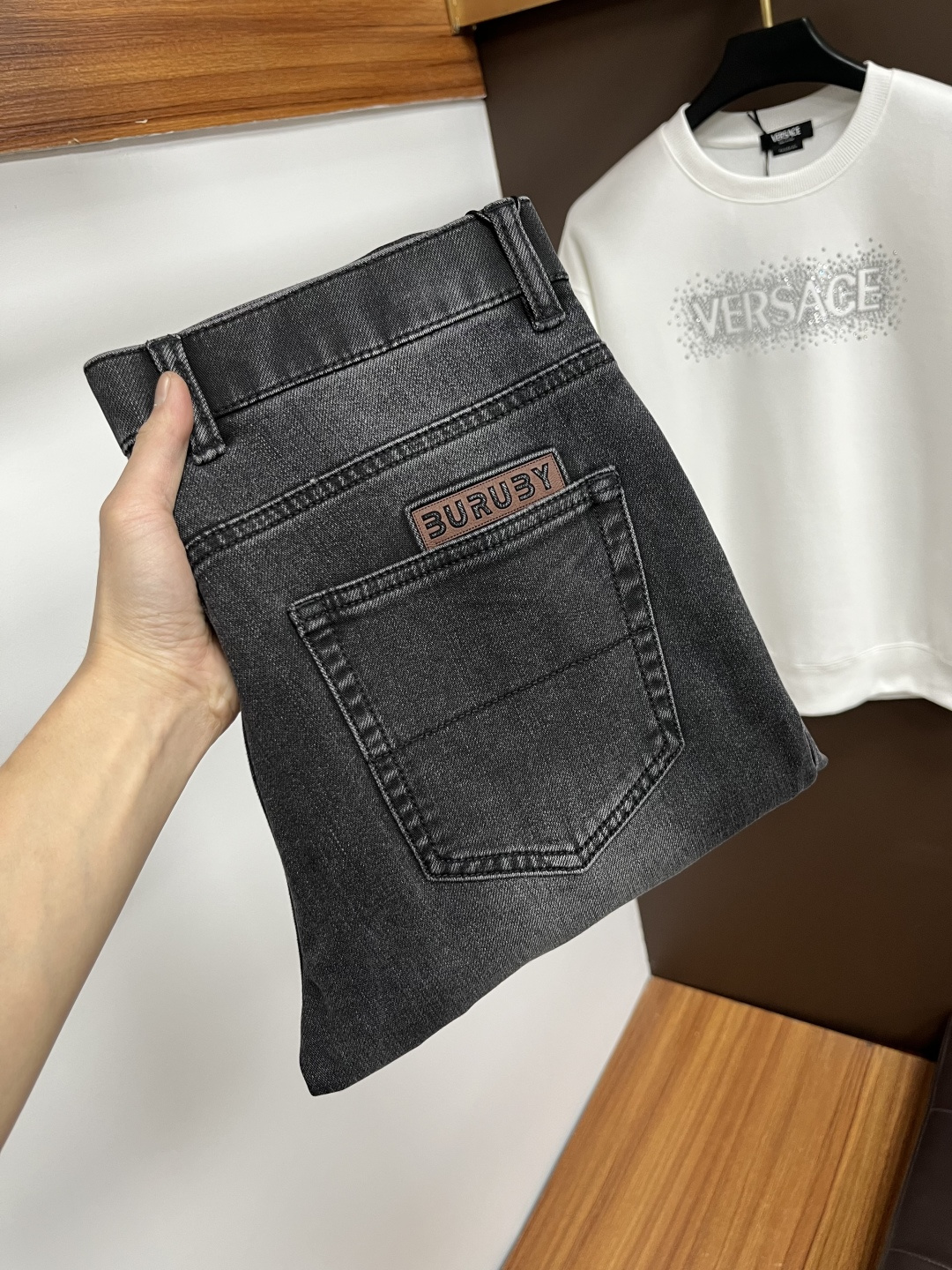 NO:625252,Burberry ss autumn and winter New Year jeans. Original 1:1 production, the perfect choice for daily essentials, simple and stylish, custom imported denim fabric, heavy washing process, complex workmanship and exquisite craftsmanship. Easily cater to the needs of the four seasons, soft and elastic to the touch, smooth and neat, original accessories and hardware, L40 upper body is comfortable, very easy to wear and durable, size 29-38, burberry,jeans,alexander wang19860909巴宝莉 ss秋冬贺岁款牛仔裤.原单1:1制作,日常必备的完美之选,简单大气亦时尚有型,定制进口丹宁面料 ,重工洗水工艺,做工复杂工艺精湛.轻松迎合四季需要,手感柔软带弹力,流畅利落,原版辅料五金,L40上身舒适非常易搭耐看码数29-38,,burberry,jeans,alexander wang,Men's clothing