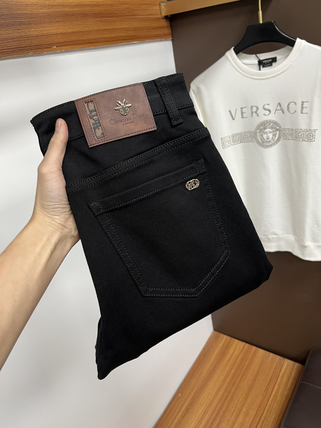 NO:625257,Dior's latest autumn jeans are stress-free when entering and exiting the store. Best-selling models in the counter. Shared taste and value. Very comfortable to wear. Low-key yet luxurious. Very classy to wear. Needless to say the trousers style and cut. The upper body is exquisite and vivid. Really first-class and top-quality materials. Really top-level casual pants, using Turkish cotton. The most famous denim is produced. The quality is outstanding. After heavy washing, the pants are very soft. The straight-leg version is not picky.  The upper body is absolutely stylish QD25 is extremely luxurious!  Size 29-38,,dior,jeans,alexander wang19860909迪奥 年秋季最新品牛仔裤出入专卖店无压力 专柜热销款 品味与价值共享 身穿着非常舒适 低调不失奢华 穿出去非常有档次,裤型款式和裁剪亦无需多言 上身精致跃然.真正一等一顶级质料 真正殿堂级的休闲裤,选用土耳其的棉花 生产出最有名的单宁布 品质卓然 经过重水洗使得裤子很柔软 直脚的版型 不挑人 上身绝对的有型 QD25 极度奢华！尺码29-38,,dior,jeans,alexander wang,Men's clothing