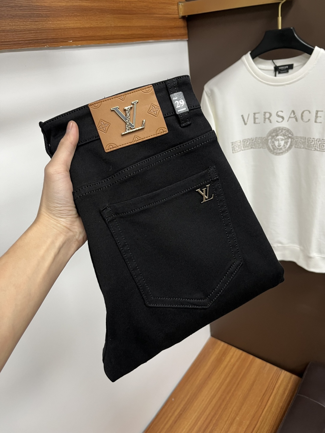 NO:625262,LV's latest autumn jeans are stress-free when entering and exiting the store. Best-selling models in the counter. Shared taste and value. Very comfortable to wear. Low-key yet luxurious. Very classy to wear. Needless to say the trousers style and cut. The upper body is exquisite and vivid. Really first-class and top-quality materials. Really top-level casual pants, using Turkish cotton. The most famous denim is produced. The quality is outstanding. After heavy washing, the pants are very soft. The straight-leg version is not picky.  The upper body is absolutely stylish QD25 is extremely luxurious!  Size 29-38,,louis vuitton,jeans,alexander wang19860909LV 年秋季最新品牛仔裤出入专卖店无压力 专柜热销款 品味与价值共享 身穿着非常舒适 低调不失奢华 穿出去非常有档次,裤型款式和裁剪亦无需多言 上身精致跃然.真正一等一顶级质料 真正殿堂级的休闲裤,选用土耳其的棉花 生产出最有名的单宁布 品质卓然 经过重水洗使得裤子很柔软 直脚的版型 不挑人 上身绝对的有型 QD25 极度奢华！尺码29-38,,louis vuitton,jeans,alexander wang,Men's clothing