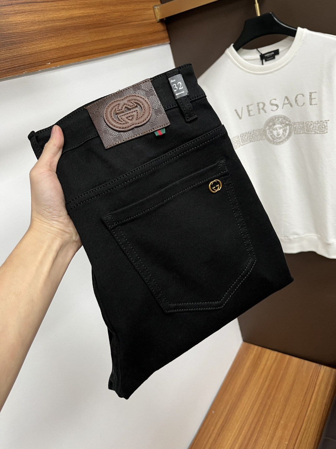 NO:625264,Gucci's latest autumn jeans are stress-free when entering and exiting the store. Best-selling models in the counter. Shared taste and value. Very comfortable to wear. Low-key yet luxurious. Very classy to wear. Needless to say the trousers style and cut. The upper body is exquisite and vivid. Really first-class and top-quality materials. Really top-level casual pants, using Turkish cotton. The most famous denim is produced. The quality is outstanding. After heavy washing, the pants are very soft. The straight-leg version is not picky.  The upper body is absolutely stylish QD25 is extremely luxurious!  Size 29-38,,jeans,alexander wang19860909古奇 年秋季最新品牛仔裤出入专卖店无压力 专柜热销款 品味与价值共享 身穿着非常舒适 低调不失奢华 穿出去非常有档次,裤型款式和裁剪亦无需多言 上身精致跃然.真正一等一顶级质料 真正殿堂级的休闲裤,选用土耳其的棉花 生产出最有名的单宁布 品质卓然 经过重水洗使得裤子很柔软 直脚的版型 不挑人 上身绝对的有型 QD25 极度奢华！尺码29-38,,jeans,alexander wang,Men's clothing