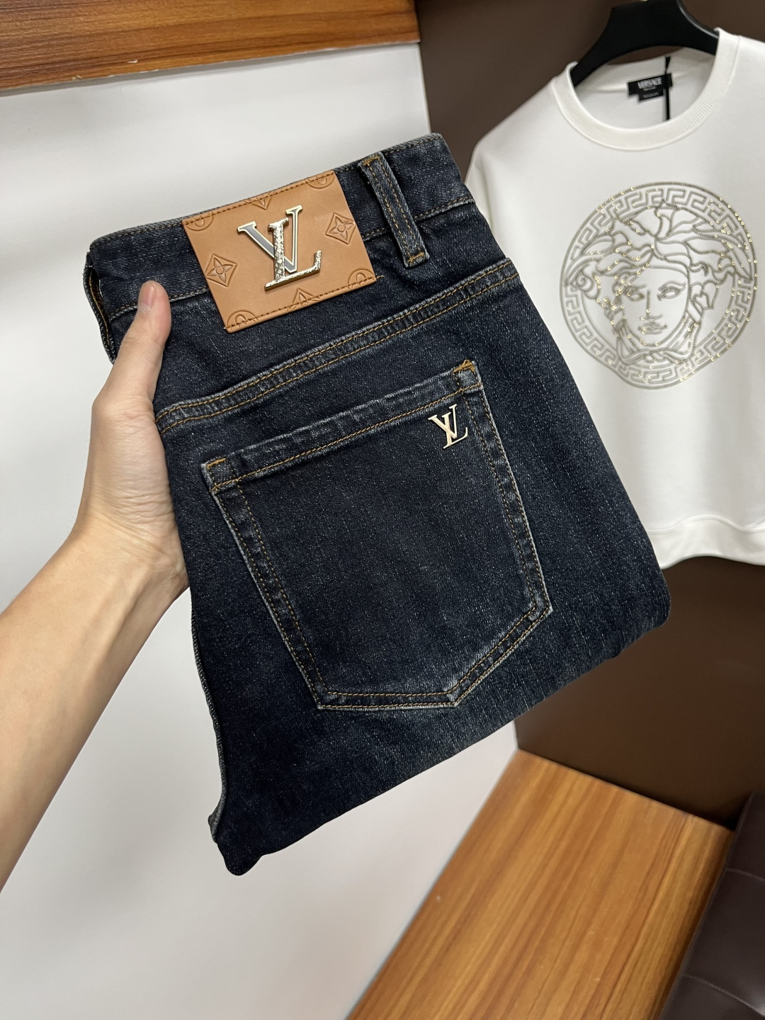 NO:625268,LV's latest autumn jeans are stress-free when entering and exiting the store. Best-selling models in the counter. Shared taste and value. Very comfortable to wear. Low-key yet luxurious. Very classy to wear. Needless to say the trousers style and cut. The upper body is exquisite and vivid. Really first-class and top-quality materials. Really top-level casual pants, using Turkish cotton. The most famous denim is produced. The quality is outstanding. After heavy washing, the pants are very soft. The straight-leg version is not picky.  The upper body is absolutely stylish QD25 is extremely luxurious!  Size 29-38,,louis vuitton,jeans,alexander wang19860909LV 年秋季最新品牛仔裤出入专卖店无压力 专柜热销款 品味与价值共享 身穿着非常舒适 低调不失奢华 穿出去非常有档次,裤型款式和裁剪亦无需多言 上身精致跃然.真正一等一顶级质料 真正殿堂级的休闲裤,选用土耳其的棉花 生产出最有名的单宁布 品质卓然 经过重水洗使得裤子很柔软 直脚的版型 不挑人 上身绝对的有型 QD25 极度奢华！尺码29-38,,louis vuitton,jeans,alexander wang,Men's clothing