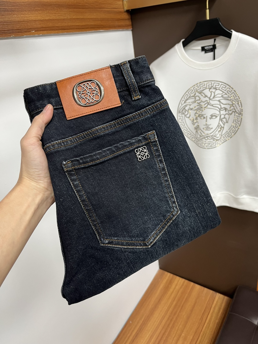 NO:625273,Luo Yiwei's latest autumn jeans are stress-free when entering and exiting the store. Best-selling models in the counter. Taste and value are shared. Very comfortable to wear. Low-key yet luxurious. Very classy to wear. Needless to say the trousers style and tailoring. The upper body is exquisite and vivid. Really first-class top quality. Really top-level casual pants, using Turkish cotton. The most famous denim is produced. The quality is outstanding. After heavy washing, the pants are very soft. The straight-leg version is not picky.  The upper body is absolutely stylish QD25 is extremely luxurious!  Size 29-38,,loewe,jeans,alexander wang19860909罗意威 年秋季最新品牛仔裤出入专卖店无压力 专柜热销款 品味与价值共享 身穿着非常舒适 低调不失奢华 穿出去非常有档次,裤型款式和裁剪亦无需多言 上身精致跃然.真正一等一顶级质料 真正殿堂级的休闲裤,选用土耳其的棉花 生产出最有名的单宁布 品质卓然 经过重水洗使得裤子很柔软 直脚的版型 不挑人 上身绝对的有型 QD25 极度奢华！尺码29-38,,loewe,jeans,alexander wang,Men's clothing