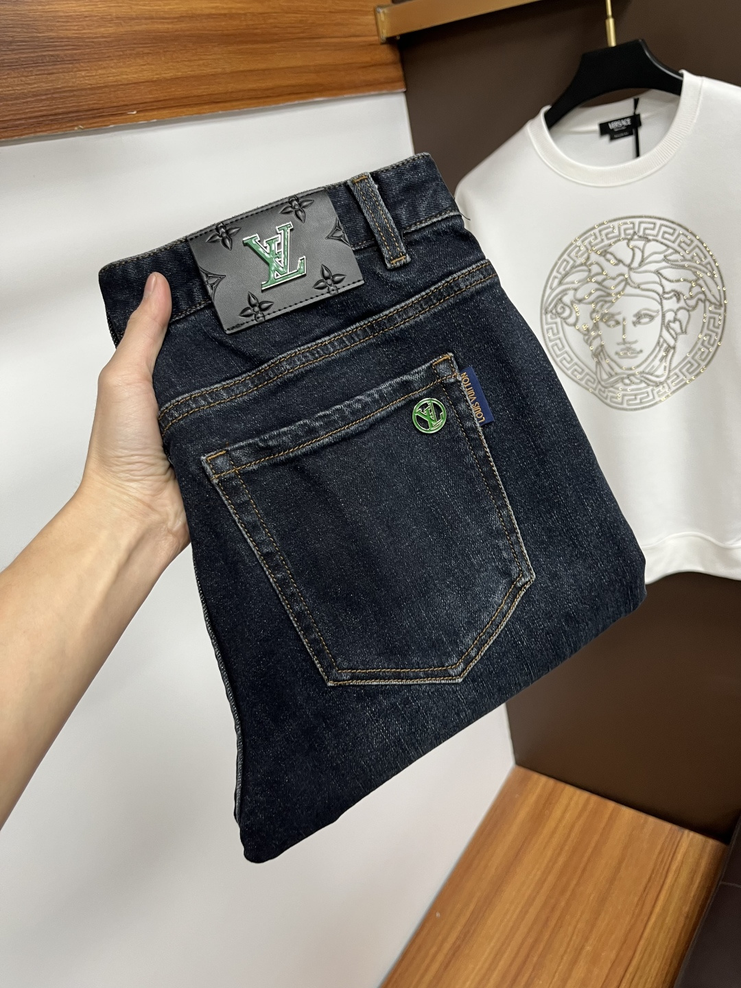 NO:625278,LV's latest autumn jeans are stress-free when entering and exiting the store. Best-selling models in the counter. Shared taste and value. Very comfortable to wear. Low-key yet luxurious. Very classy to wear. Needless to say the trousers style and cut. The upper body is exquisite and vivid. Really first-class and top-quality materials. Really top-level casual pants, using Turkish cotton. The most famous denim is produced. The quality is outstanding. After heavy washing, the pants are very soft. The straight-leg version is not picky.  The upper body is absolutely stylish QD25 is extremely luxurious!  Size 29-38,,louis vuitton,jeans,alexander wang19860909LV 年秋季最新品牛仔裤出入专卖店无压力 专柜热销款 品味与价值共享 身穿着非常舒适 低调不失奢华 穿出去非常有档次,裤型款式和裁剪亦无需多言 上身精致跃然.真正一等一顶级质料 真正殿堂级的休闲裤,选用土耳其的棉花 生产出最有名的单宁布 品质卓然 经过重水洗使得裤子很柔软 直脚的版型 不挑人 上身绝对的有型 QD25 极度奢华！尺码29-38,,louis vuitton,jeans,alexander wang,Men's clothing