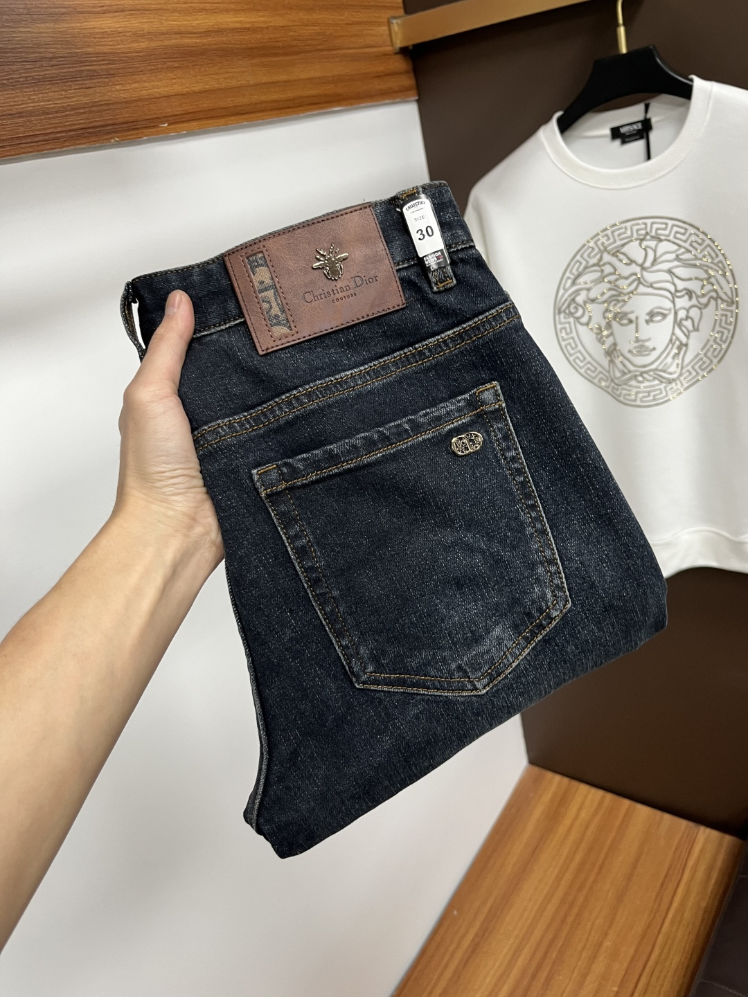 NO:625283,Dior's latest autumn jeans are stress-free when entering and exiting the store. Best-selling models in the counter. Shared taste and value. Very comfortable to wear. Low-key yet luxurious. Very classy to wear. Needless to say the trousers style and cut. The upper body is exquisite and vivid. Really first-class and top-quality materials. Really top-level casual pants, using Turkish cotton. The most famous denim is produced. The quality is outstanding. After heavy washing, the pants are very soft. The straight-leg version is not picky.  The upper body is absolutely stylish QD25 is extremely luxurious!  Size 29-38,,dior,jeans,alexander wang19860909迪奥 年秋季最新品牛仔裤出入专卖店无压力 专柜热销款 品味与价值共享 身穿着非常舒适 低调不失奢华 穿出去非常有档次,裤型款式和裁剪亦无需多言 上身精致跃然.真正一等一顶级质料 真正殿堂级的休闲裤,选用土耳其的棉花 生产出最有名的单宁布 品质卓然 经过重水洗使得裤子很柔软 直脚的版型 不挑人 上身绝对的有型 QD25 极度奢华！尺码29-38,,dior,jeans,alexander wang,Men's clothing