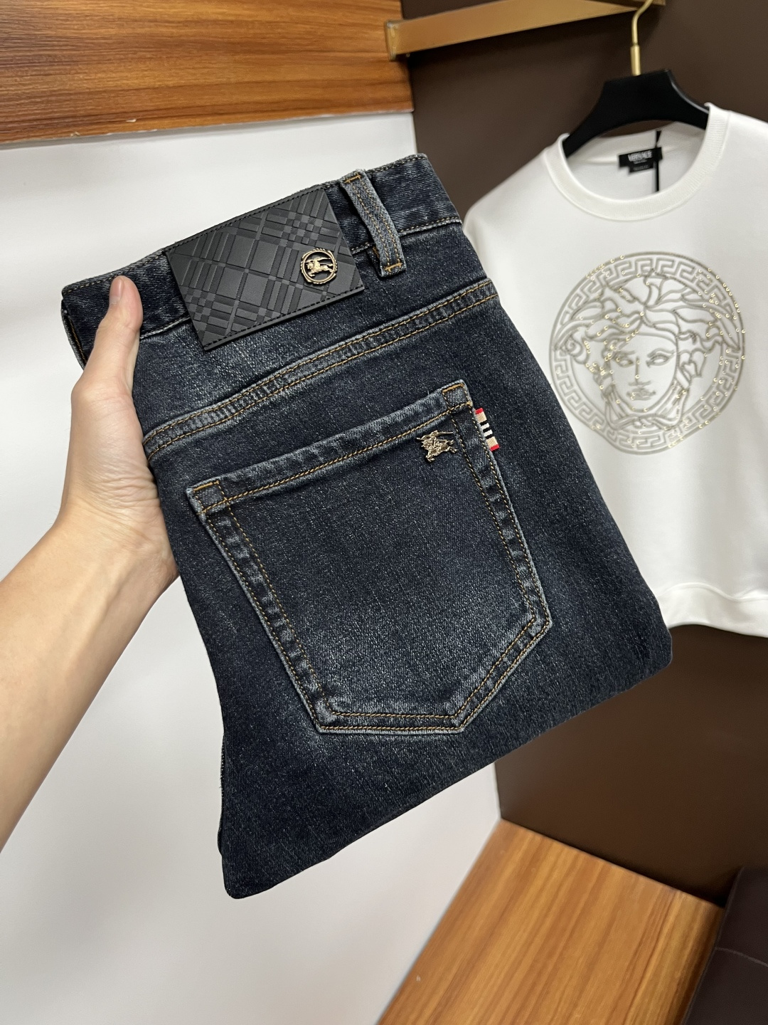 NO:625288,Burberry's latest autumn jeans are stress-free in and out of the store. The best-selling models in the counter share taste and value. They are very comfortable to wear. Low-key yet luxurious. They are very classy to wear. Needless to say the style and cut of the pants. The upper body is exquisite and vivid. Really first-class and top-quality materials. Really top-level casual pants, using Turkish cotton. The most famous denim is produced. The quality is outstanding. After heavy washing, the pants are very soft. The straight-leg shape is not picky.  The upper body is absolutely stylish QD25 is extremely luxurious!  Size 29-38,,burberry,jeans,alexander wang19860909巴宝莉 年秋季最新品牛仔裤出入专卖店无压力 专柜热销款 品味与价值共享 身穿着非常舒适 低调不失奢华 穿出去非常有档次,裤型款式和裁剪亦无需多言 上身精致跃然.真正一等一顶级质料 真正殿堂级的休闲裤,选用土耳其的棉花 生产出最有名的单宁布 品质卓然 经过重水洗使得裤子很柔软 直脚的版型 不挑人 上身绝对的有型 QD25 极度奢华！尺码29-38,,burberry,jeans,alexander wang,Men's clothing