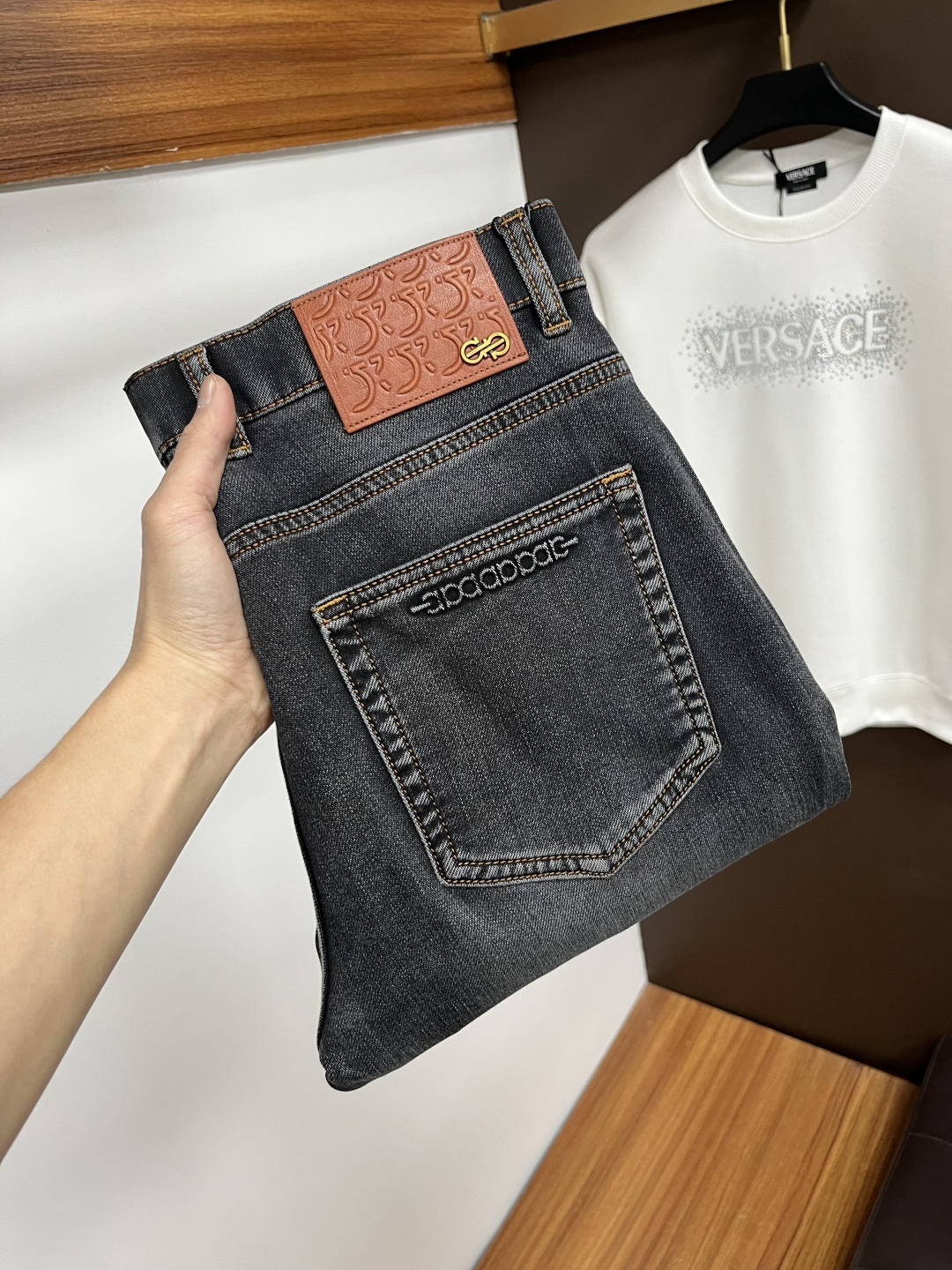 NO:628907,Ferragamo 2025ss autumn and winter New Year jeans. Original 1:1 production, the perfect choice for daily essentials, simple and elegant, fashionable and stylish, customized imported denim fabric, heavy washing process, complex workmanship and exquisite craftsmanship. Easily cater to the needs of the four seasons, soft and elastic to the touch, smooth and neat, original accessories and hardware, L40 upper body is comfortable, very easy to wear and durable, code number 29-38,,ferragamo,jeans,alexander wang19860909菲拉格慕 2025ss秋冬贺岁款牛仔裤.原单1:1制作,日常必备的完美之选,简单大气亦时尚有型,定制进口丹宁面料 ,重工洗水工艺,做工复杂工艺精湛.轻松迎合四季需要,手感柔软带弹力,流畅利落,原版辅料五金,L40上身舒适非常易搭耐看码数29-38,,ferragamo,jeans,alexander wang,Men's clothing