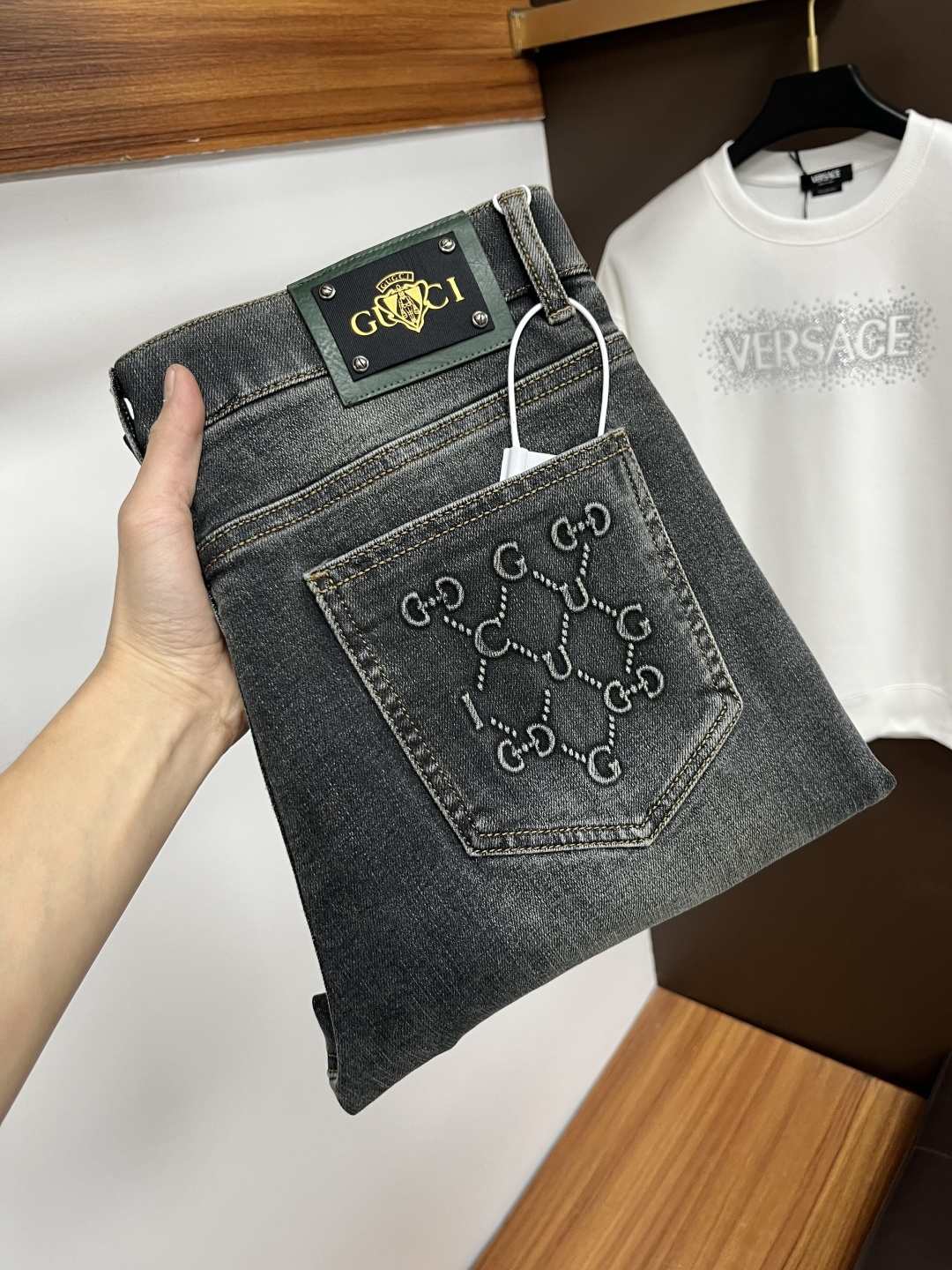 NO:628916,Gucci 2025ss autumn and winter New Year jeans. Original 1:1 production, the perfect choice for daily essentials, simple and stylish, custom imported denim fabric, heavy washing process, complex workmanship and exquisite craftsmanship. Easily cater to the needs of the four seasons, soft and elastic to the touch, smooth and neat, original accessories and hardware, L40 upper body is comfortable, very easy to wear and durable, size 29-38, jeans, alexander wang19860909古奇 2025ss秋冬贺岁款牛仔裤.原单1:1制作,日常必备的完美之选,简单大气亦时尚有型,定制进口丹宁面料 ,重工洗水工艺,做工复杂工艺精湛.轻松迎合四季需要,手感柔软带弹力,流畅利落,原版辅料五金,L40上身舒适非常易搭耐看码数29-38,,jeans,alexander wang,Men's clothing