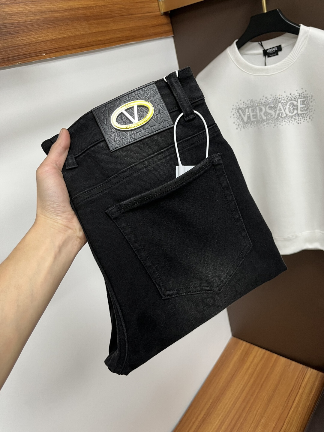 NO:628934,Valentino 2025ss autumn and winter New Year jeans. Original 1:1 production, a perfect choice for daily necessities, simple and stylish, custom imported denim fabric, heavy washing process, complex workmanship and exquisite craftsmanship. Easily cater to the needs of the four seasons, soft and elastic to the touch, smooth and neat, original accessories and hardware, L40 upper body is comfortable, very easy to wear and durable, size 29-38, valentino,jeans,alexander wang19860909华伦天奴 2025ss秋冬贺岁款牛仔裤.原单1:1制作,日常必备的完美之选,简单大气亦时尚有型,定制进口丹宁面料 ,重工洗水工艺,做工复杂工艺精湛.轻松迎合四季需要,手感柔软带弹力,流畅利落,原版辅料五金,L40上身舒适非常易搭耐看码数29-38,,valentino,jeans,alexander wang,Men's clothing