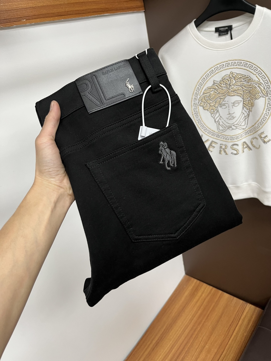 NO:628858,Paul's 2025ss autumn and winter New Year's jeans. Made from the original 1:1, the perfect choice for daily necessities, simple and stylish, custom-made imported denim fabric, heavy washing process, complex workmanship and exquisite craftsmanship. Easily cater to the needs of the four seasons, soft and elastic to the touch, smooth and neat, original accessories and hardware, L40 upper body is comfortable, very easy to wear and durable, code number 29-38,, jeans, alexander wang19860909保罗 2025ss秋冬贺岁款牛仔裤.原单1:1制作,日常必备的完美之选,简单大气亦时尚有型,定制进口丹宁面料 ,重工洗水工艺,做工复杂工艺精湛.轻松迎合四季需要,手感柔软带弹力,流畅利落,原版辅料五金,L40上身舒适非常易搭耐看码数29-38,,jeans,alexander wang,Men's clothing