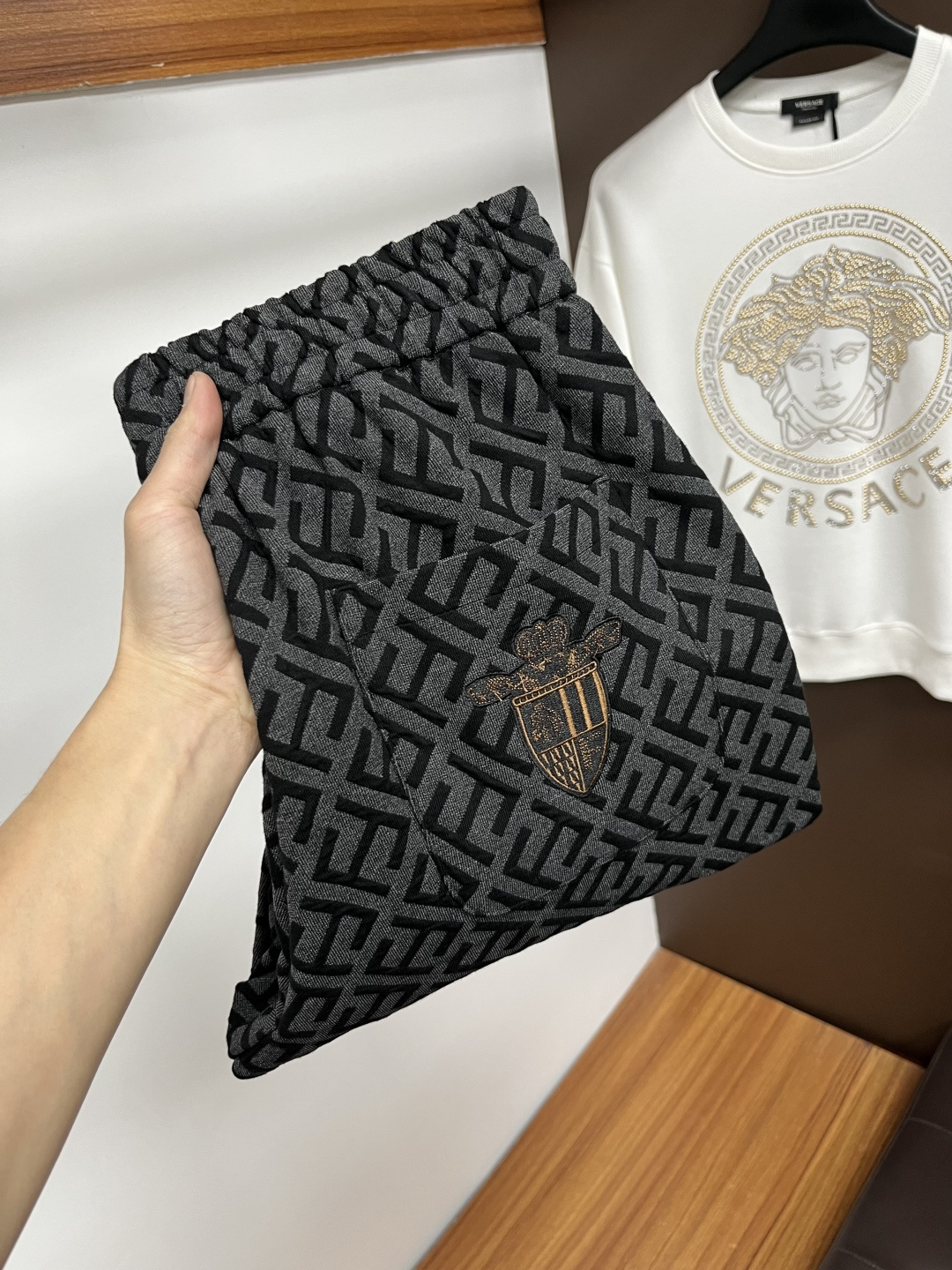 NO:628866,Fendi 2025ss autumn and winter New Year jeans. Made from the original 1:1, perfect choice for daily necessities, simple and stylish, custom imported denim fabric, heavy washing process, complex workmanship and exquisite craftsmanship. Easily cater to the needs of the four seasons, soft and elastic to the touch, smooth and neat, original accessories and hardware, L40 upper body is comfortable, very easy to wear and durable, code number 29-38,, fendi,jeans,alexander wang19860909芬迪 2025ss秋冬贺岁款牛仔裤.原单1:1制作,日常必备的完美之选,简单大气亦时尚有型,定制进口丹宁面料 ,重工洗水工艺,做工复杂工艺精湛.轻松迎合四季需要,手感柔软带弹力,流畅利落,原版辅料五金,L40上身舒适非常易搭耐看码数29-38,,fendi,jeans,alexander wang,Men's clothing