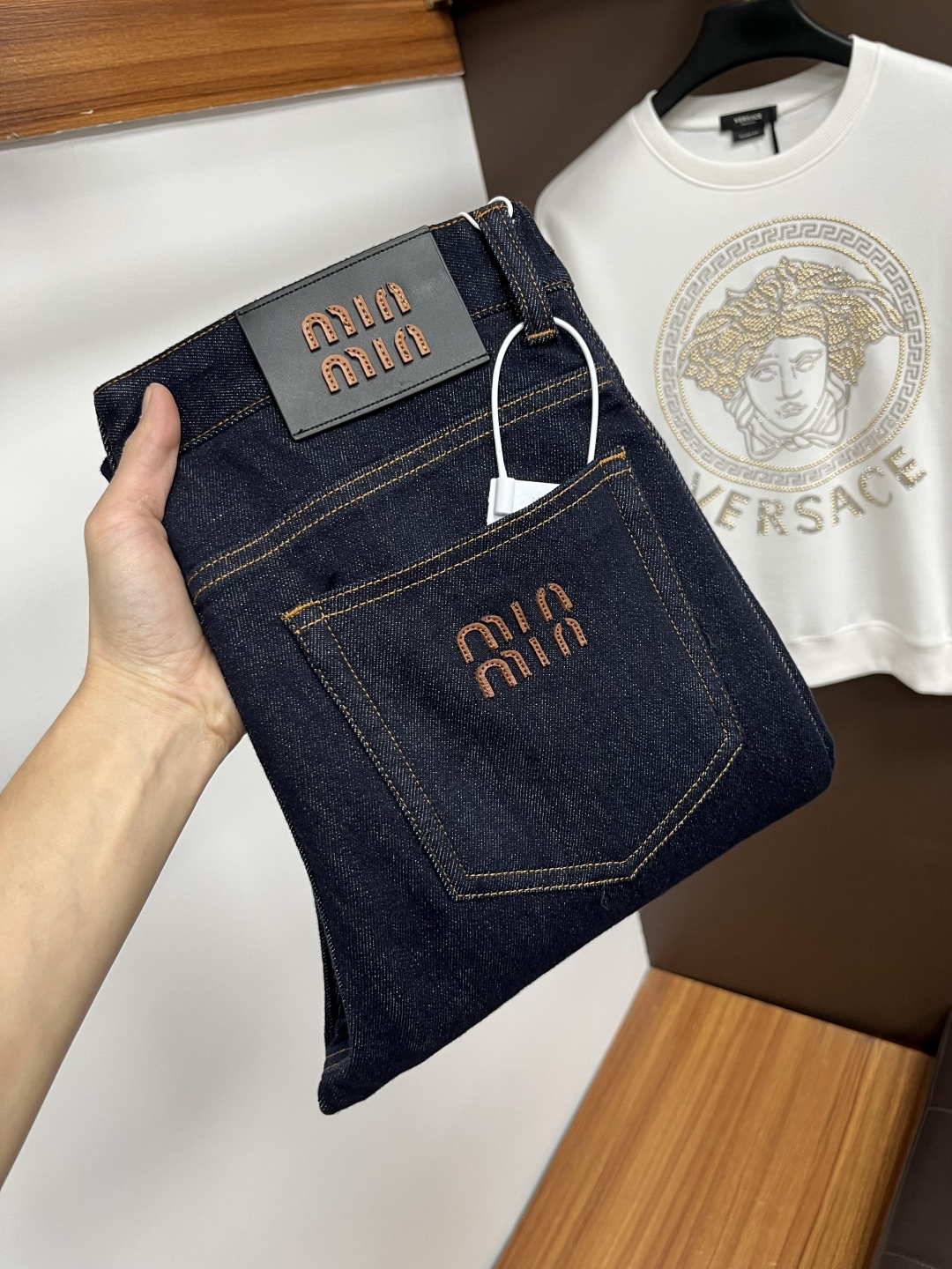 NO:628874,miumiu 2025ss autumn and winter New Year jeans. Original 1:1 production, the perfect choice for daily necessities, simple and stylish, custom imported denim fabric, heavy washing process, complex workmanship and exquisite craftsmanship. Easily cater to the needs of the four seasons, soft and elastic to the touch, smooth and neat, original accessories and hardware, L40 upper body is comfortable, very easy to wear and durable, code number 29-38,, miumiu,jeans,alexander wang19860909miumiu 2025ss秋冬贺岁款牛仔裤.原单1:1制作,日常必备的完美之选,简单大气亦时尚有型,定制进口丹宁面料 ,重工洗水工艺,做工复杂工艺精湛.轻松迎合四季需要,手感柔软带弹力,流畅利落,原版辅料五金,L40上身舒适非常易搭耐看码数29-38,,miumiu,jeans,alexander wang,Men's clothing