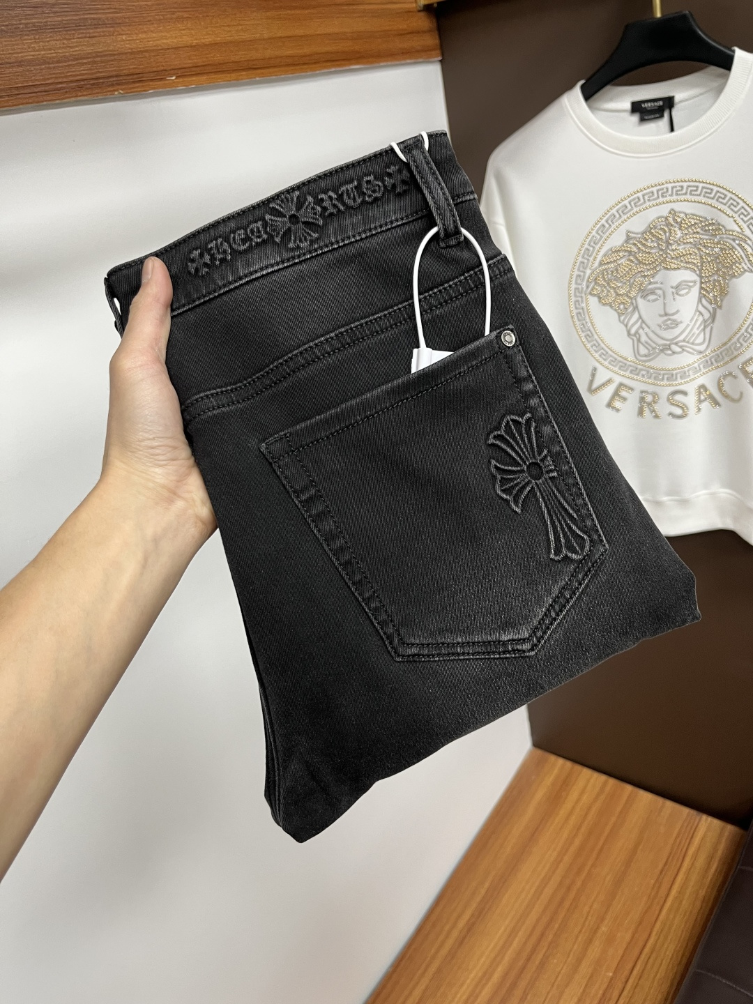 NO:628881,Chrome Hearts 2025ss Autumn and Winter New Year's Day Jeans. Made from original 1:1, the perfect choice for daily necessities, simple and stylish, custom imported denim fabric, heavy washing process, complex workmanship and exquisite craftsmanship. Easily cater to the needs of the four seasons, soft and elastic to the touch, smooth and neat, original accessories and hardware, L40 upper body is comfortable, very easy to wear and durable, code number 29-38,, chrome hearts, jeans, alexander wang19860909克罗心 2025ss秋冬贺岁款牛仔裤.原单1:1制作,日常必备的完美之选,简单大气亦时尚有型,定制进口丹宁面料 ,重工洗水工艺,做工复杂工艺精湛.轻松迎合四季需要,手感柔软带弹力,流畅利落,原版辅料五金,L40上身舒适非常易搭耐看码数29-38,,chrome hearts,jeans,alexander wang,Men's clothing