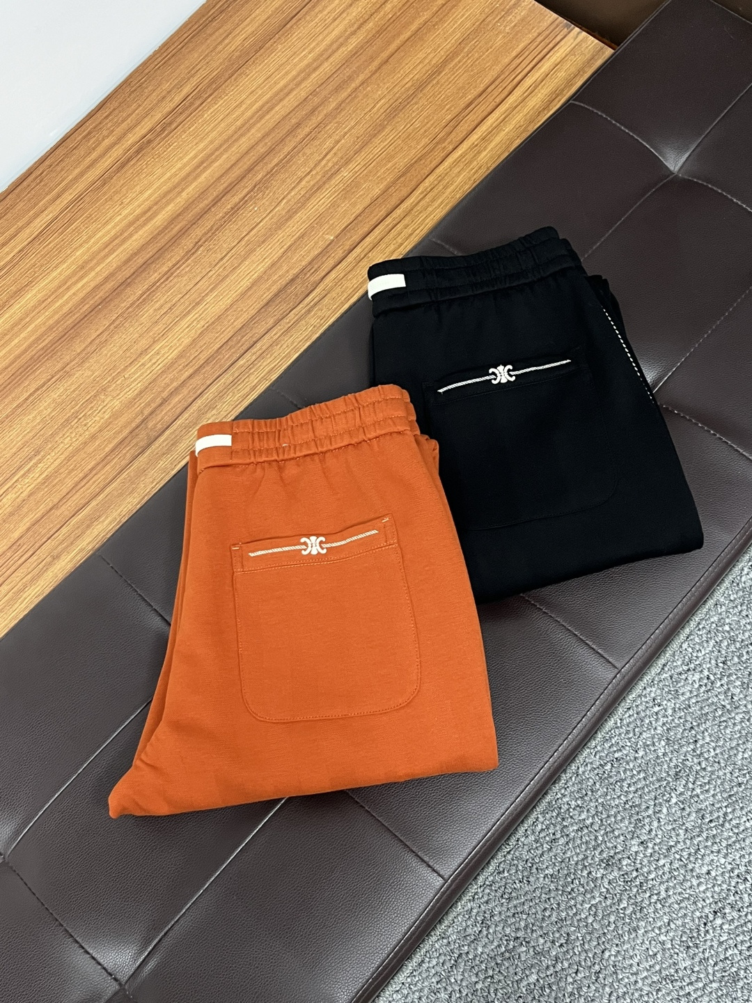 NO:628890,Celine 2025ss Autumn and Winter New Year's Day Jeans. Made from the original 1:1, the perfect choice for daily necessities, simple and stylish, custom imported denim fabric, heavy washing process, complex workmanship and exquisite craftsmanship. Easily cater to the needs of the four seasons, soft and elastic to the touch, smooth and neat, original accessories and hardware, L40 upper body is comfortable, very easy to wear and durable, size 29-38, jeans, alexander wang19860909塞琳 2025ss秋冬贺岁款牛仔裤.原单1:1制作,日常必备的完美之选,简单大气亦时尚有型,定制进口丹宁面料 ,重工洗水工艺,做工复杂工艺精湛.轻松迎合四季需要,手感柔软带弹力,流畅利落,原版辅料五金,L40上身舒适非常易搭耐看码数29-38,,jeans,alexander wang,Men's clothing