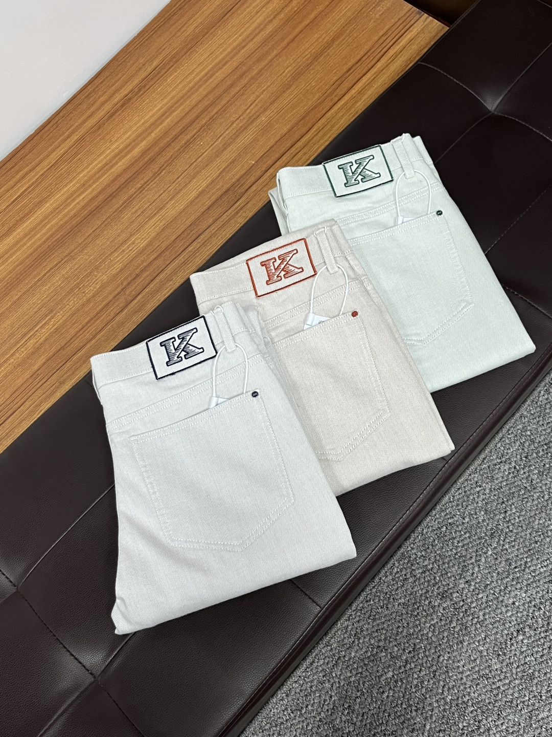 NO:628899,Kiton 2025ss Autumn and Winter New Year jeans. Made from the original 1:1, the perfect choice for daily necessities, simple and stylish, custom imported denim fabric, heavy washing process, complex workmanship and exquisite craftsmanship. Easily cater to the needs of the four seasons, soft and elastic to the touch, smooth and neat, original accessories and hardware, L40 upper body is comfortable, very easy to wear and durable, size 29-38, jeans, alexander wang19860909Kiton 2025ss秋冬贺岁款牛仔裤.原单1:1制作,日常必备的完美之选,简单大气亦时尚有型,定制进口丹宁面料 ,重工洗水工艺,做工复杂工艺精湛.轻松迎合四季需要,手感柔软带弹力,流畅利落,原版辅料五金,L40上身舒适非常易搭耐看码数29-38,,jeans,alexander wang,Men's clothing