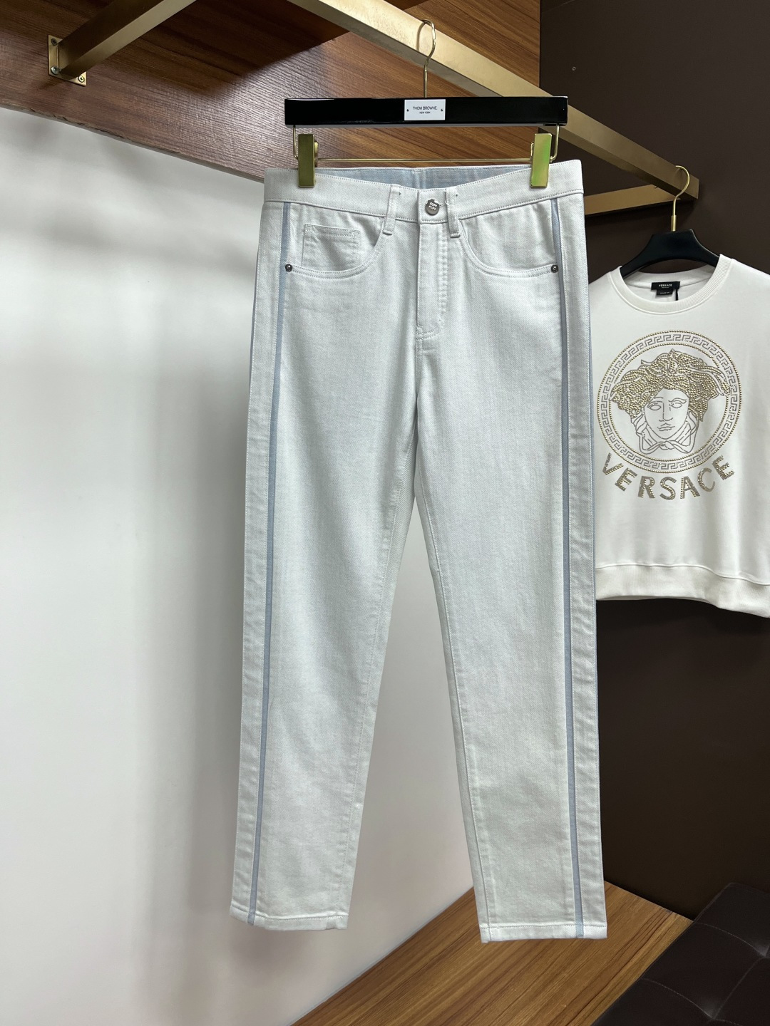 NO:628908,miumiu 2025ss autumn and winter New Year jeans. Original 1:1 production, the perfect choice for daily necessities, simple and stylish, custom imported denim fabric, heavy washing process, complex workmanship and exquisite craftsmanship. Easily cater to the needs of the four seasons, soft and elastic to the touch, smooth and neat, original accessories and hardware, L40 upper body is comfortable, very easy to wear and durable, code number 29-38,, miumiu,jeans,alexander wang19860909miumiu 2025ss秋冬贺岁款牛仔裤.原单1:1制作,日常必备的完美之选,简单大气亦时尚有型,定制进口丹宁面料 ,重工洗水工艺,做工复杂工艺精湛.轻松迎合四季需要,手感柔软带弹力,流畅利落,原版辅料五金,L40上身舒适非常易搭耐看码数29-38,,miumiu,jeans,alexander wang,Men's clothing