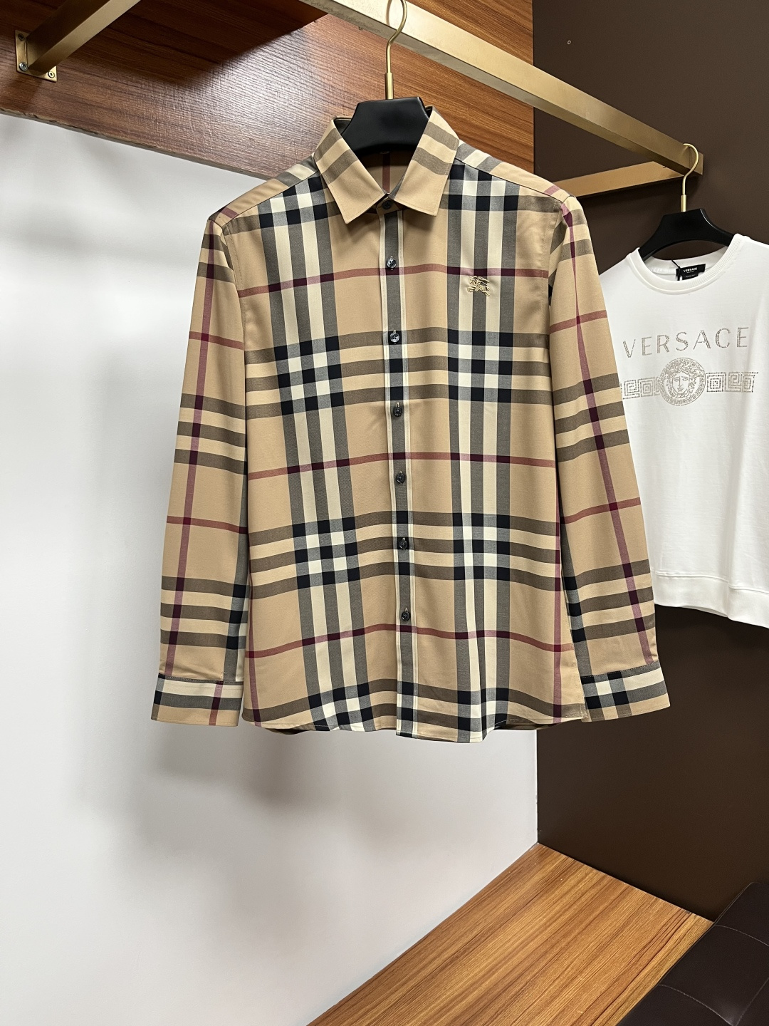 NO:628917,(Higher version) Burberry casual plaid shirt has always been an indispensable item in this season. A good shirt highlights more than just temperament. The counter version has unique details. Burberry shirts are very particular about quality. The classic styles are popular every year!  The details of the workmanship are very good, even a small button has details. It does not hurt the skin or clothes. The classic style is a good choice for outer wear and inner wear. The overall feeling is very elegant!  !  , especially slim, slim and good-looking. If you like it, come and get it~ Size m～3xl,,burberry,shirts,alexander wang19860909（高版本）巴宝莉休闲格子衬衫 一直以来都是这个季节必不可少的单品 一件好的衬衫凸显的不仅仅是气质, 专柜款 细节做的独一无二 巴宝莉衬衣很讲究品质 经典的款式每年都是爆款！做工的细节很到位,就连一个小扣子都有细节.不伤皮肤不伤衣服.经典的款式,外穿内搭都是很不错的选择,整体感觉非常有气质！！, 特别显瘦 修身好看 喜欢快来入手~ 尺码m～3xl,,burberry,shirts,alexander wang,Men's clothing