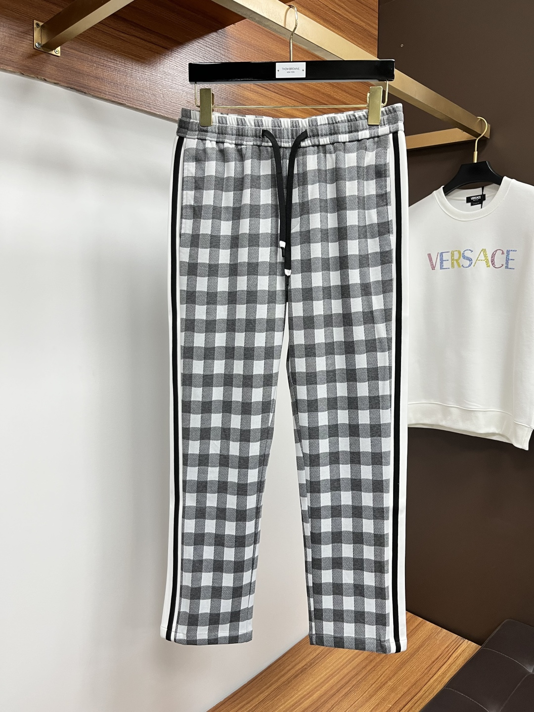 NO:657443,alo 2025ss autumn and winter New Year jeans. Original 1:1 production, the perfect choice for daily essentials, simple and stylish, custom imported denim fabric, heavy washing process, complex workmanship and exquisite craftsmanship. Easily cater to the needs of the four seasons, soft and elastic to the touch, smooth and neat, original accessories and hardware, L40 upper body is comfortable, very easy to wear and durable, code number 29-38,,jeans,alexander wang19860909alo 2025ss秋冬贺岁款牛仔裤.原单1:1制作,日常必备的完美之选,简单大气亦时尚有型,定制进口丹宁面料 ,重工洗水工艺,做工复杂工艺精湛.轻松迎合四季需要,手感柔软带弹力,流畅利落,原版辅料五金,L40上身舒适非常易搭耐看码数29-38,,jeans,alexander wang,Men's clothing