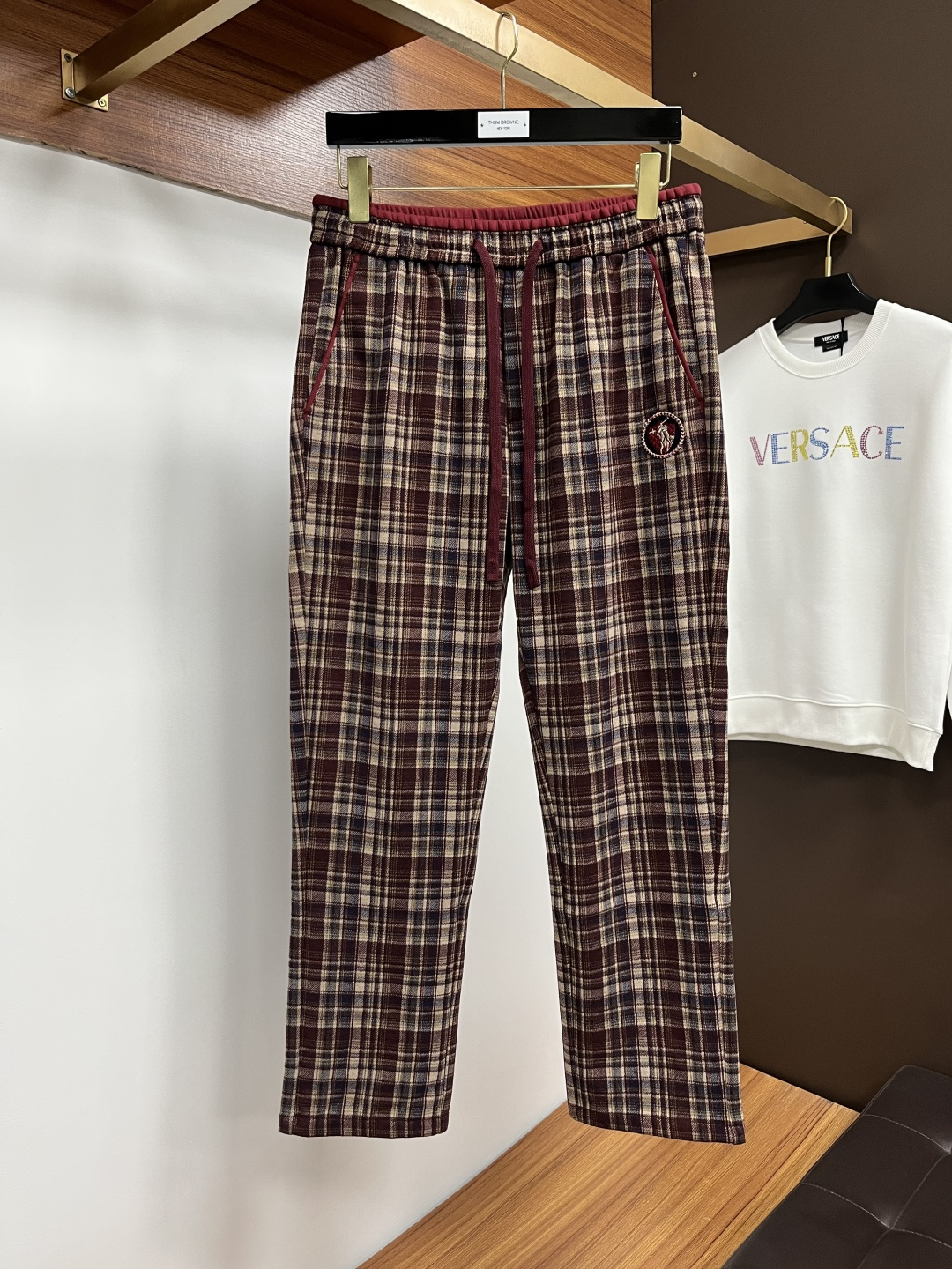 NO:657448,Paul's 2025ss autumn and winter New Year's jeans. Made from the original 1:1, the perfect choice for daily necessities, simple and stylish, custom-made imported denim fabric, heavy washing process, complex workmanship and exquisite craftsmanship. Easily cater to the needs of the four seasons, soft and elastic to the touch, smooth and neat, original accessories and hardware, L40 upper body is comfortable, very easy to wear and durable, code number 29-38,, jeans, alexander wang19860909保罗 2025ss秋冬贺岁款牛仔裤.原单1:1制作,日常必备的完美之选,简单大气亦时尚有型,定制进口丹宁面料 ,重工洗水工艺,做工复杂工艺精湛.轻松迎合四季需要,手感柔软带弹力,流畅利落,原版辅料五金,L40上身舒适非常易搭耐看码数29-38,,jeans,alexander wang,Men's clothing