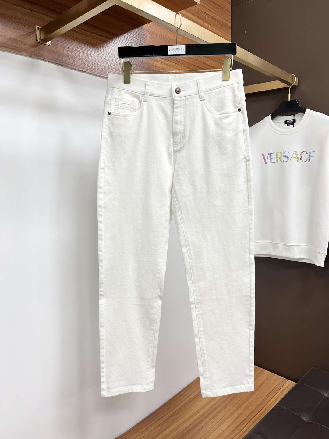 NO:657452,TF 2025ss Autumn and Winter New Year jeans. Made from the original 1:1, the perfect choice for daily necessities, simple and stylish, custom imported denim fabric, heavy washing process, complex workmanship and exquisite craftsmanship. Easily cater to the needs of the four seasons, soft and elastic to the touch, smooth and neat, original accessories and hardware, L40 upper body is comfortable, very easy to wear and durable, size 29-38, tom ford,jeans,alexander wang19860909TF 2025ss秋冬贺岁款牛仔裤.原单1:1制作,日常必备的完美之选,简单大气亦时尚有型,定制进口丹宁面料 ,重工洗水工艺,做工复杂工艺精湛.轻松迎合四季需要,手感柔软带弹力,流畅利落,原版辅料五金,L40上身舒适非常易搭耐看码数29-38,,tom ford,jeans,alexander wang,Men's clothing