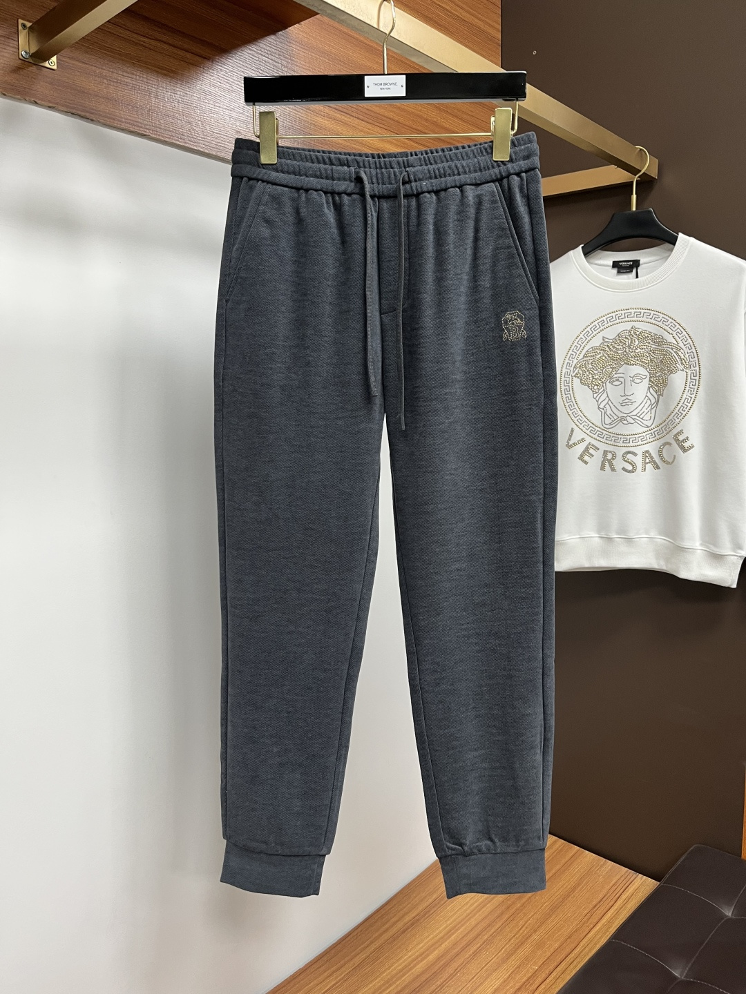 NO:657456,Bruti 2025ss Autumn and Winter New Year jeans. Made from original 1:1, the perfect choice for daily necessities, simple and stylish, custom-made imported denim fabric, heavy washing process, complex workmanship and exquisite craftsmanship. Easily cater to the needs of the four seasons, soft and elastic to the touch, smooth and neat, original accessories and hardware, L40 upper body is comfortable, very easy to wear and durable, size 29-38, jeans, alexander wang19860909布鲁提 2025ss秋冬贺岁款牛仔裤.原单1:1制作,日常必备的完美之选,简单大气亦时尚有型,定制进口丹宁面料 ,重工洗水工艺,做工复杂工艺精湛.轻松迎合四季需要,手感柔软带弹力,流畅利落,原版辅料五金,L40上身舒适非常易搭耐看码数29-38,,jeans,alexander wang,Men's clothing