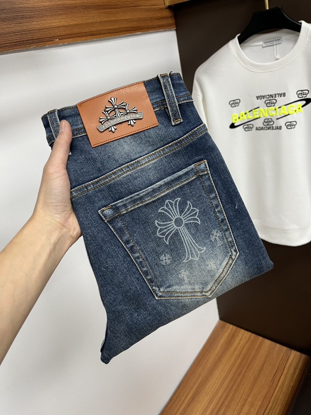 NO:645524,Chrome Hearts autumn and winter new styles are available at the official counter at the same time. The original order is very good, a super stylish pair of jeans, customized original washed denim fabric, unique design, top-notch printing technology letter pattern logo, original hardware accessories decoration, an extremely outstanding pair of jeans, S13 materials and craftsmanship are extremely luxurious and exquisite, extremely high-grade, handsome and stylish upper body, recommended, code number 29-38,, chrome hearts, jeans, alexander wang19860909克罗心 秋冬新款 官网专柜同步有售,原单狠货,超级有范儿的一款牛仔裤,定制原版水洗牛仔面料,独特设计,顶级印花工艺字母图案logo,原版五金辅料装饰,极为翘楚的一款牛仔裤,S13 用料与工艺都极致奢华精湛,档次极高,上身帅气有型,推荐,码数29—38,,chrome hearts,jeans,alexander wang,Men's clothing