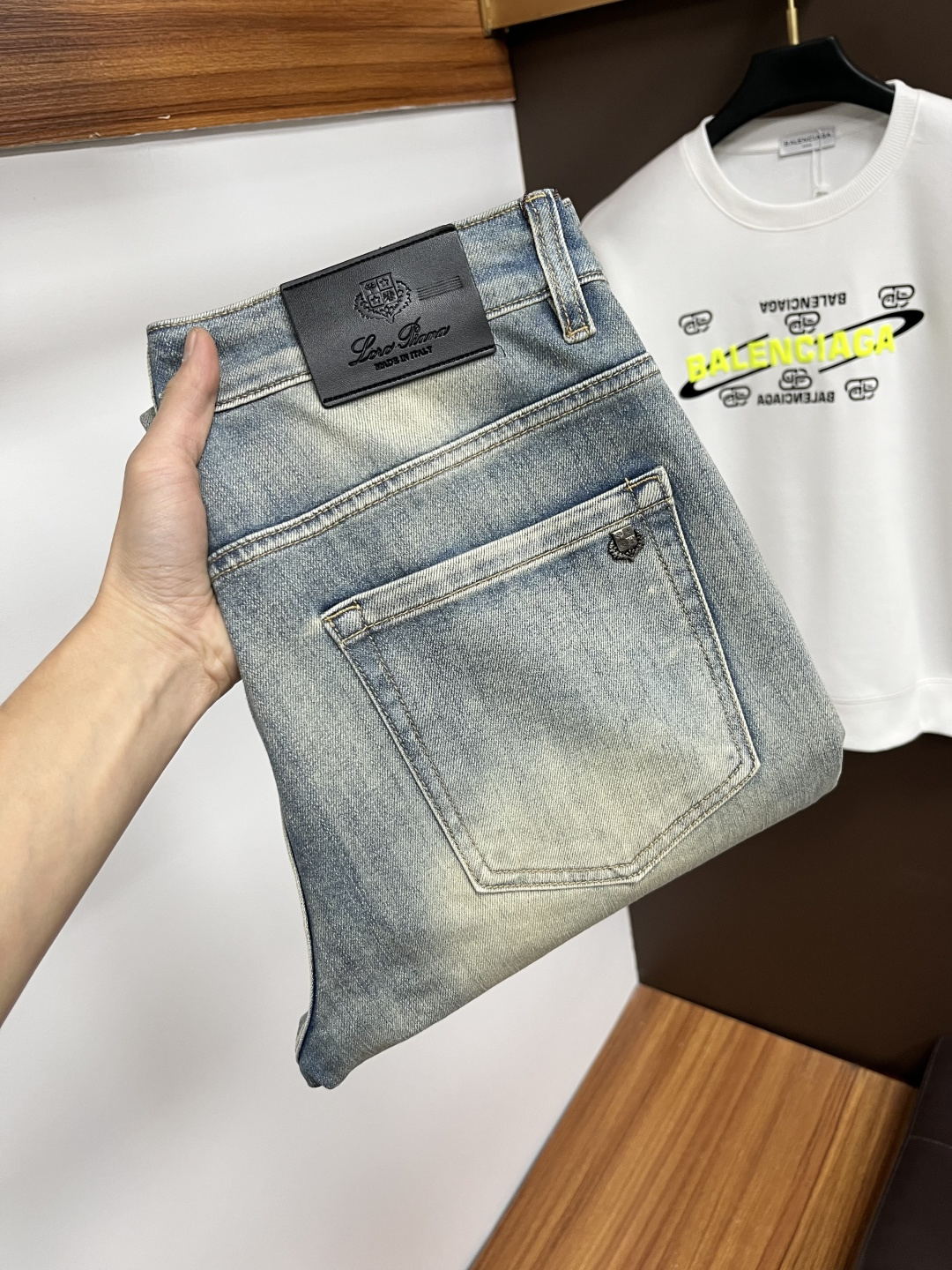 NO:645500,Nuoyou Panya's new autumn and winter styles are available at the official counter at the same time. The original order is very good. A super stylish pair of jeans. Customized original washed denim fabric. Unique design. Top-notch printing technology letter pattern logo. Original hardware accessories. An extremely outstanding pair of jeans. S13. The materials and craftsmanship are extremely luxurious and exquisite. The grade is extremely high. The upper body is handsome and stylish. Recommended, code number 29-38, jeans, alexander wang19860909诺悠翩雅 秋冬新款 官网专柜同步有售,原单狠货,超级有范儿的一款牛仔裤,定制原版水洗牛仔面料,独特设计,顶级印花工艺字母图案logo,原版五金辅料装饰,极为翘楚的一款牛仔裤,S13 用料与工艺都极致奢华精湛,档次极高,上身帅气有型,推荐,码数29—38,,jeans,alexander wang,Men's clothing